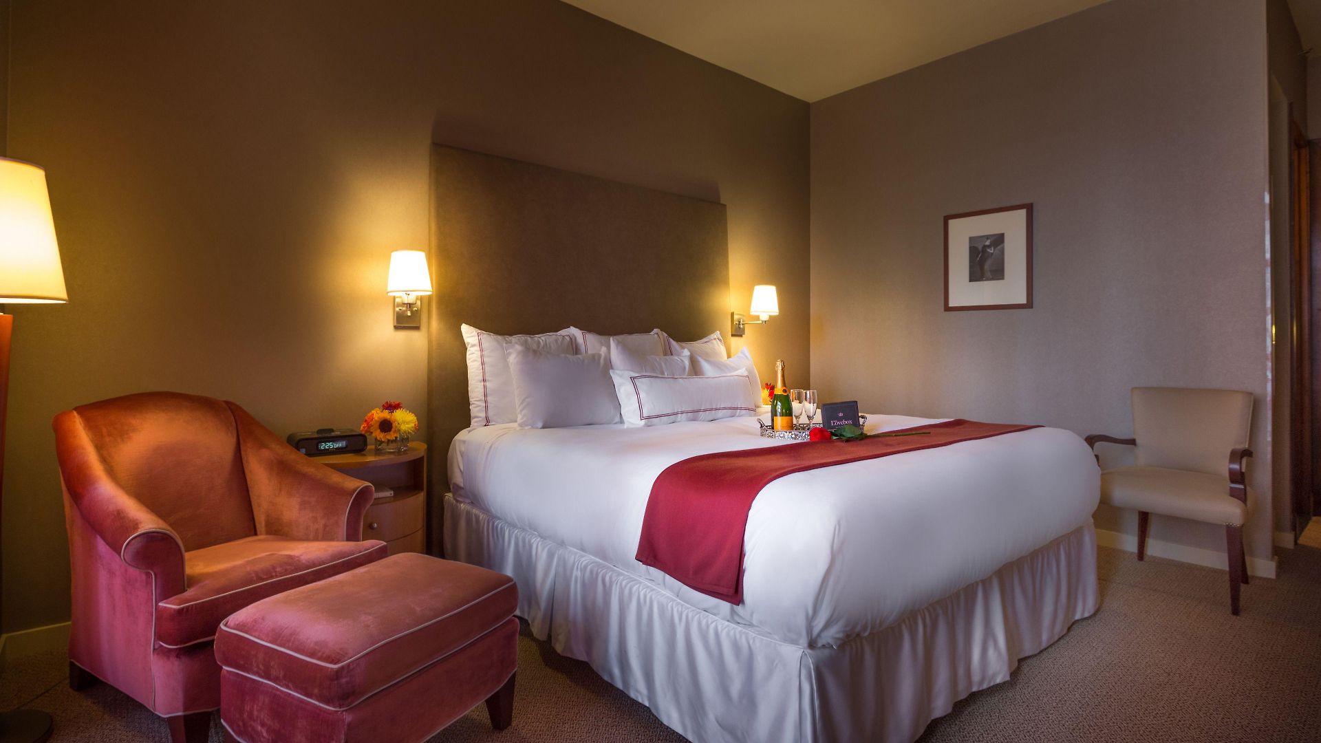 Giraffe By Library Collection 4* New York