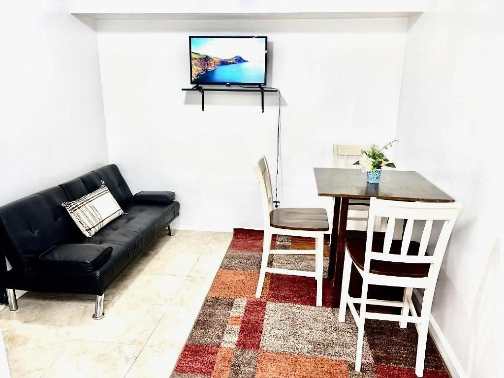 Apartment Private 2 Bedroom With Private Backyard In Lic !!! *