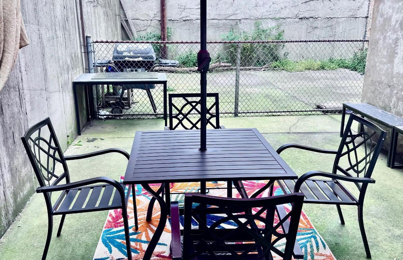 Private 2 Bedroom With Private Backyard In Lic !!! Apartment *