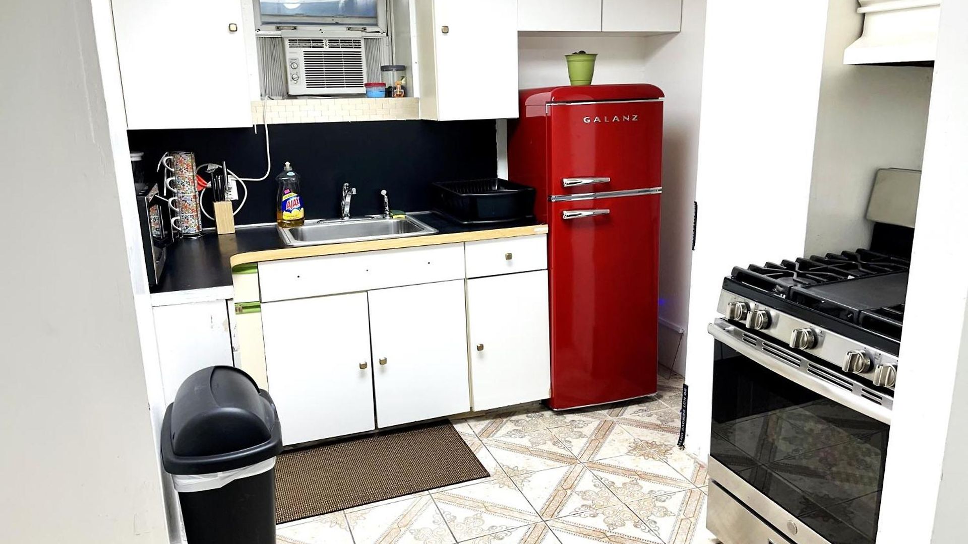 Private 2 Bedroom With Private Backyard In Lic !!! New York