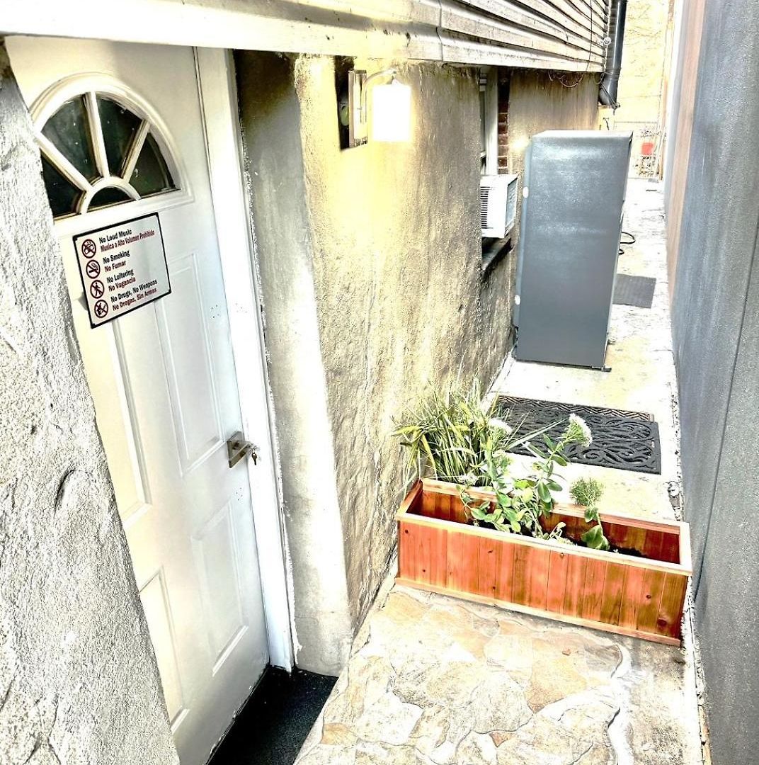 Private 2 Bedroom With Private Backyard In Lic !!! *