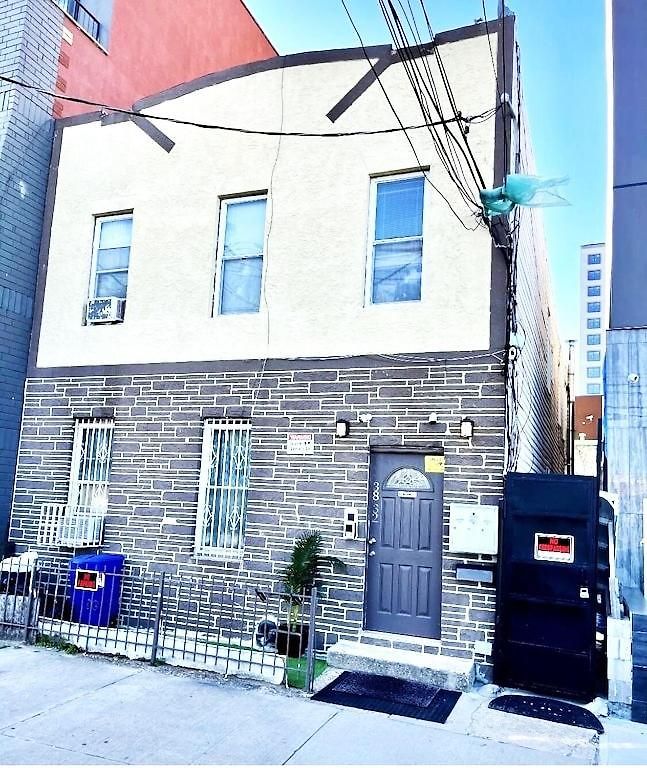 Apartment Private 2 Bedroom With Private Backyard In Lic !!! *