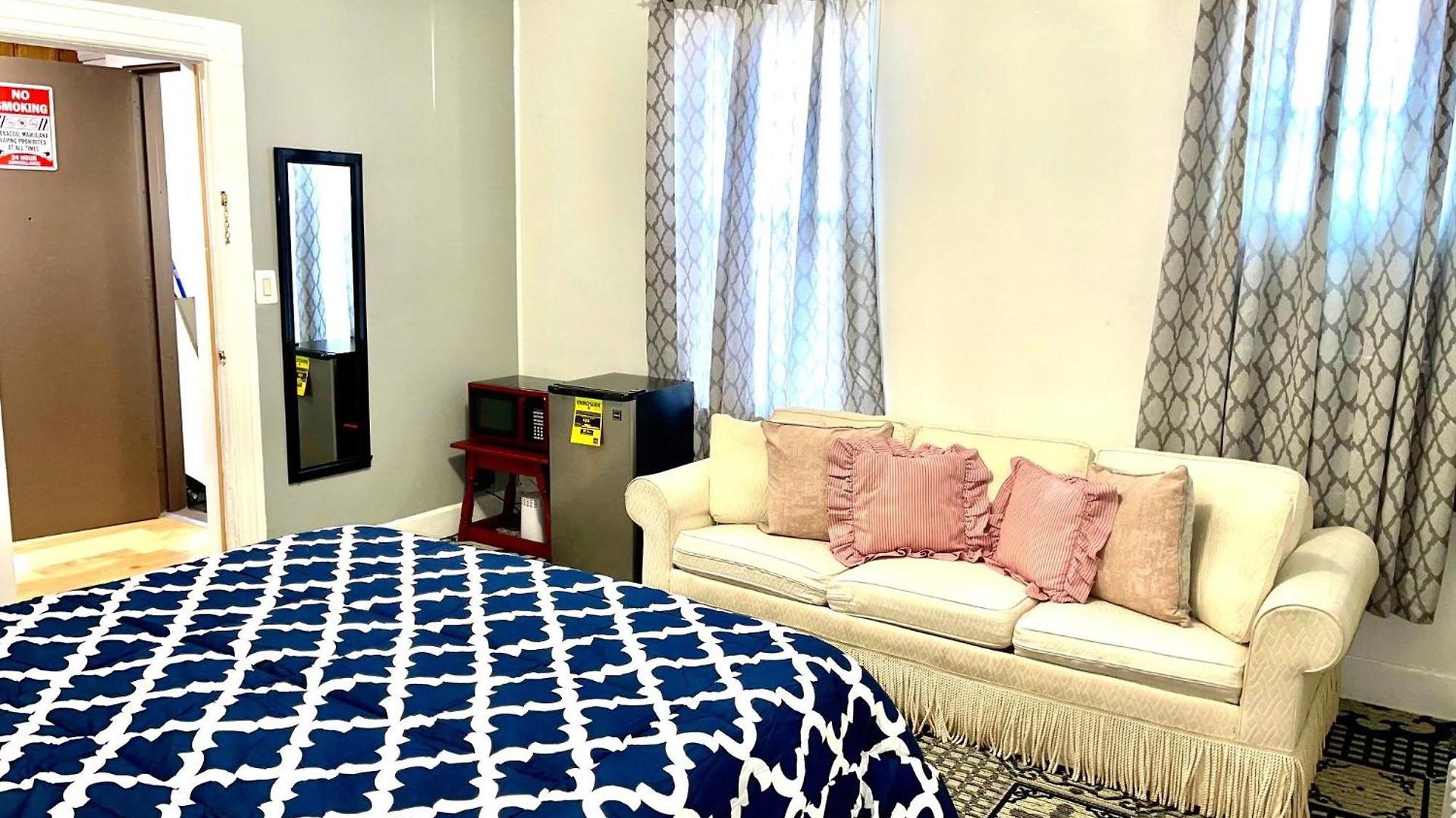 2 Stops To Manhattan, 3 Bedrooms In Lic ! Apartment *