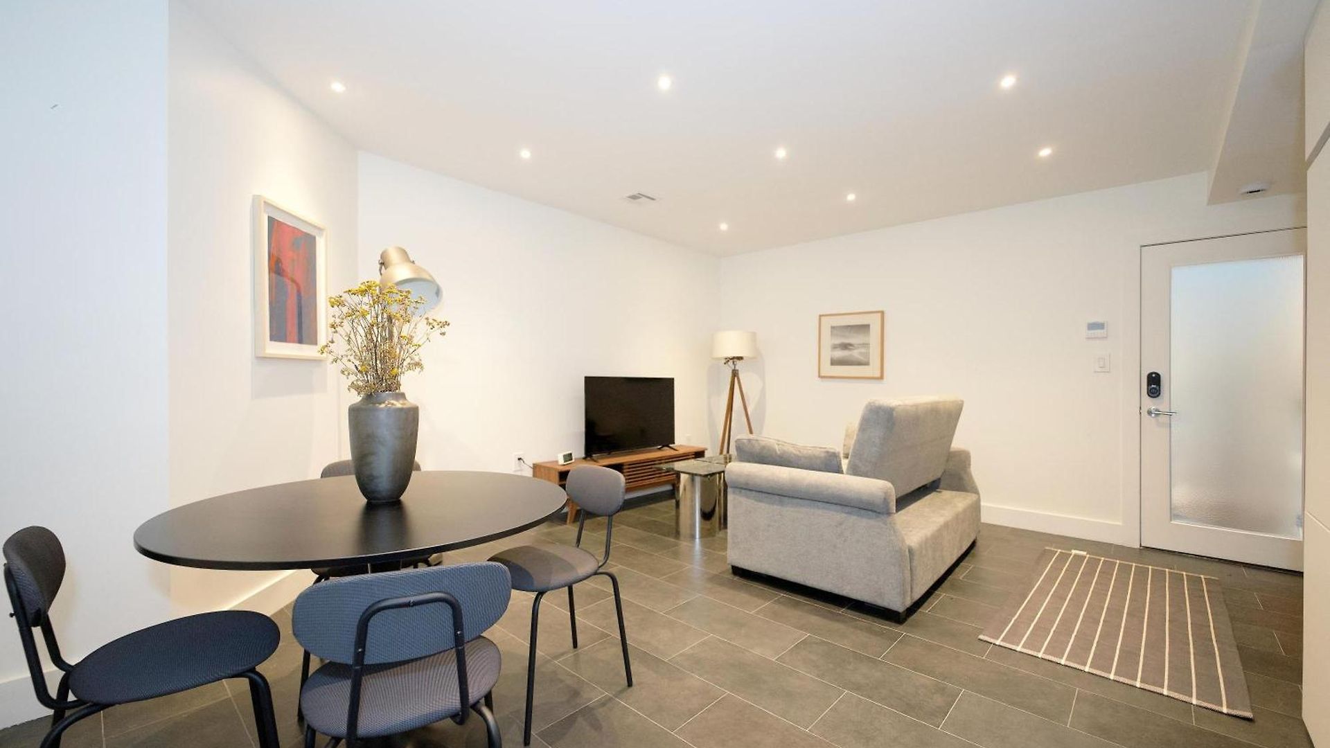 Apartment Newly Renovated 2br W Backyard *