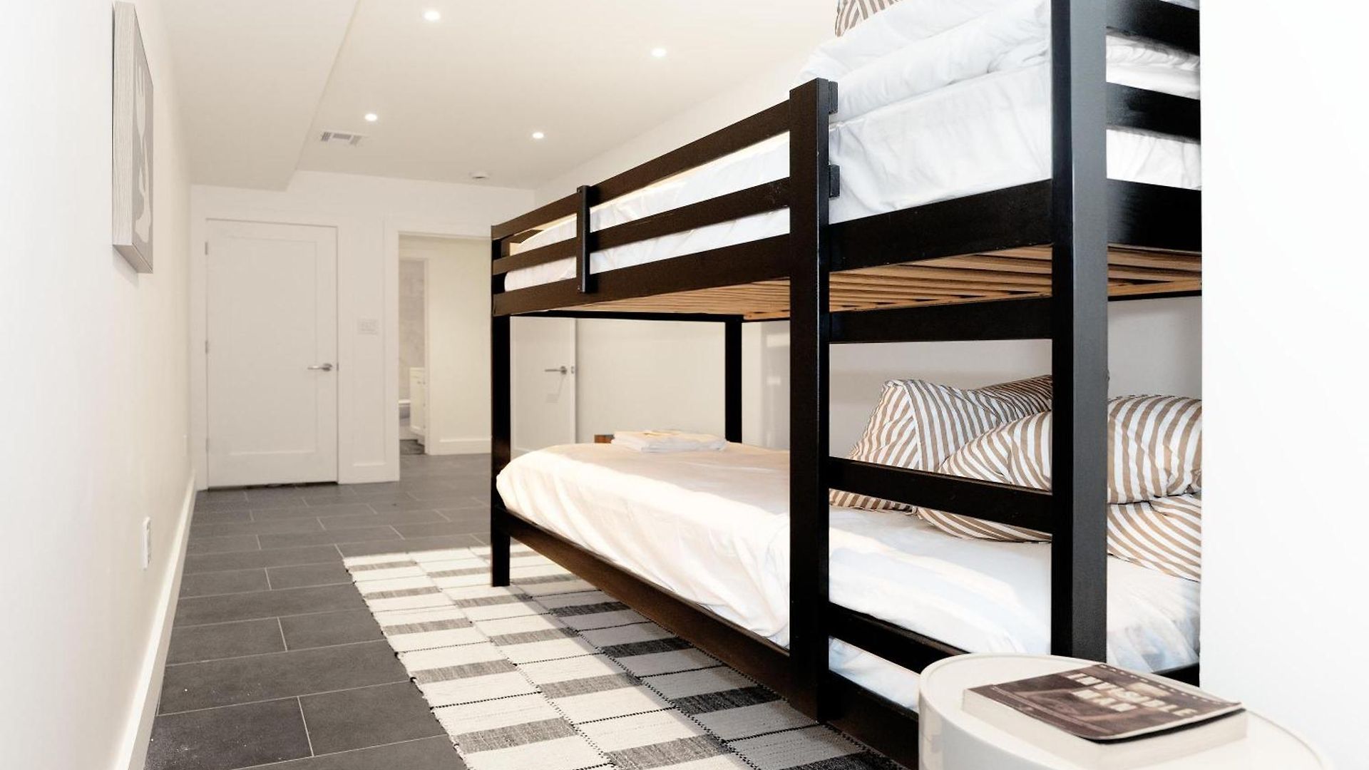 Newly Renovated 2br W Backyard Apartment *