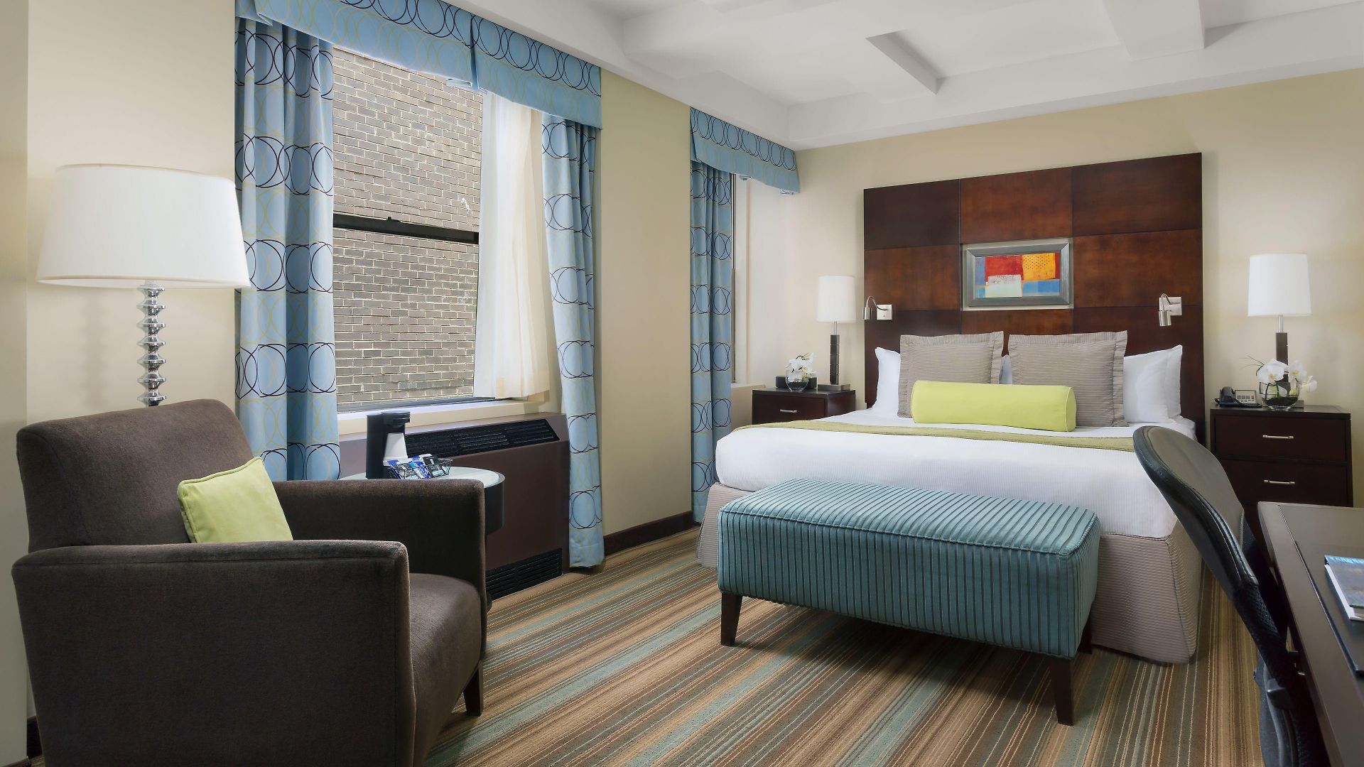Aura Times Square 4*