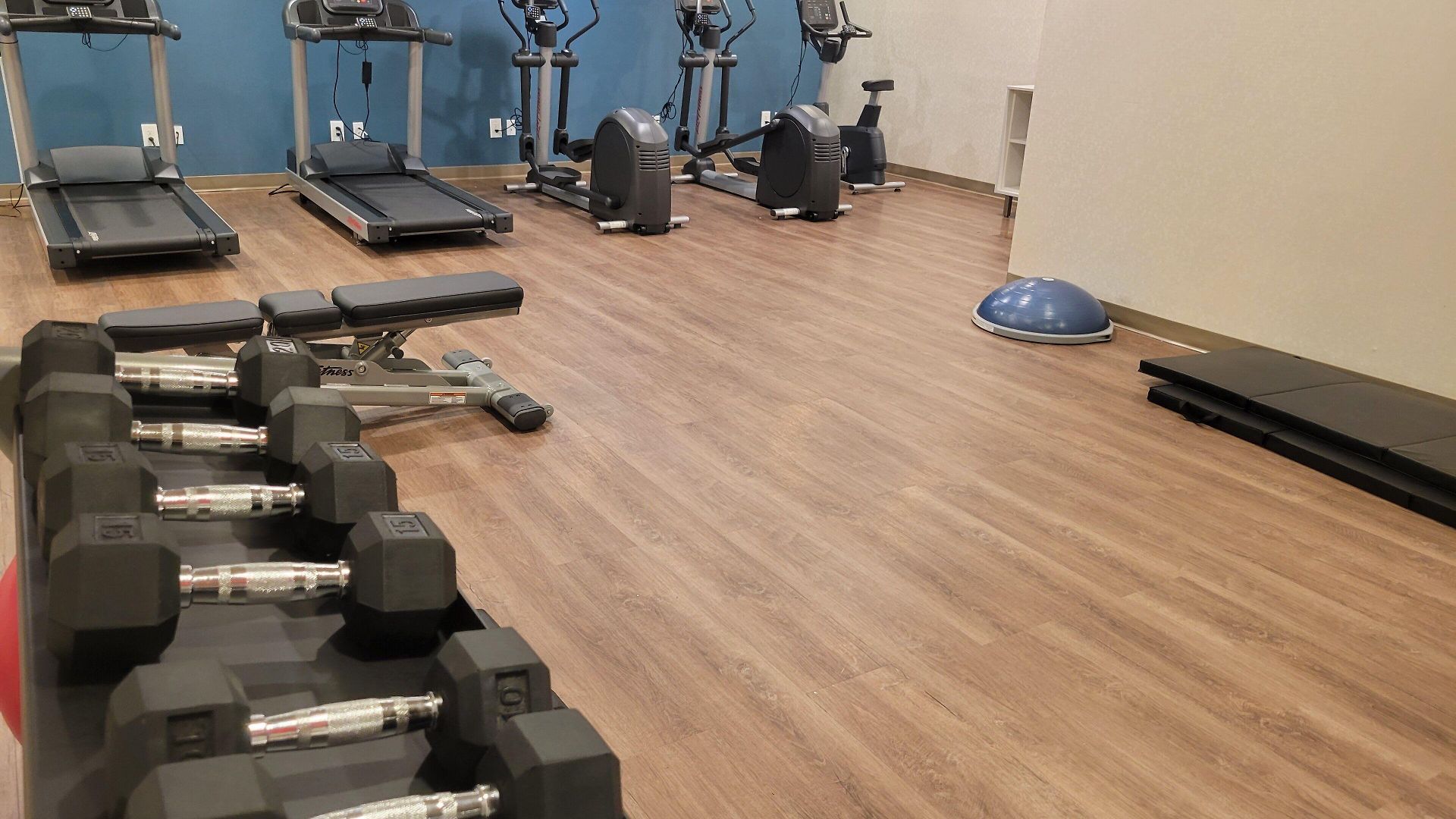 Express Maspeth By Ihg Hotel 2*