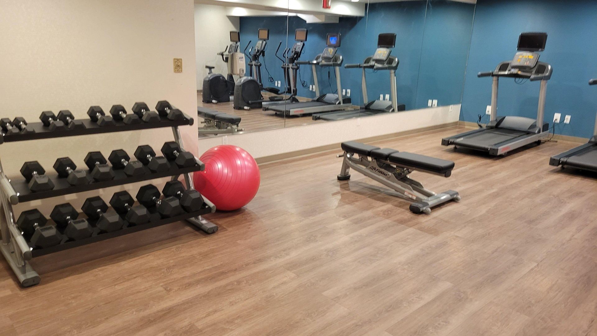 Express Maspeth By Ihg 2*