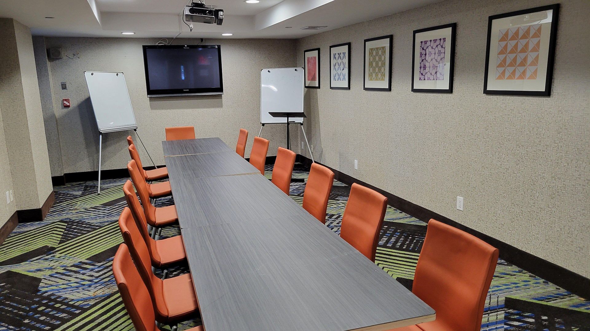 Express Maspeth By Ihg Hotel 2*