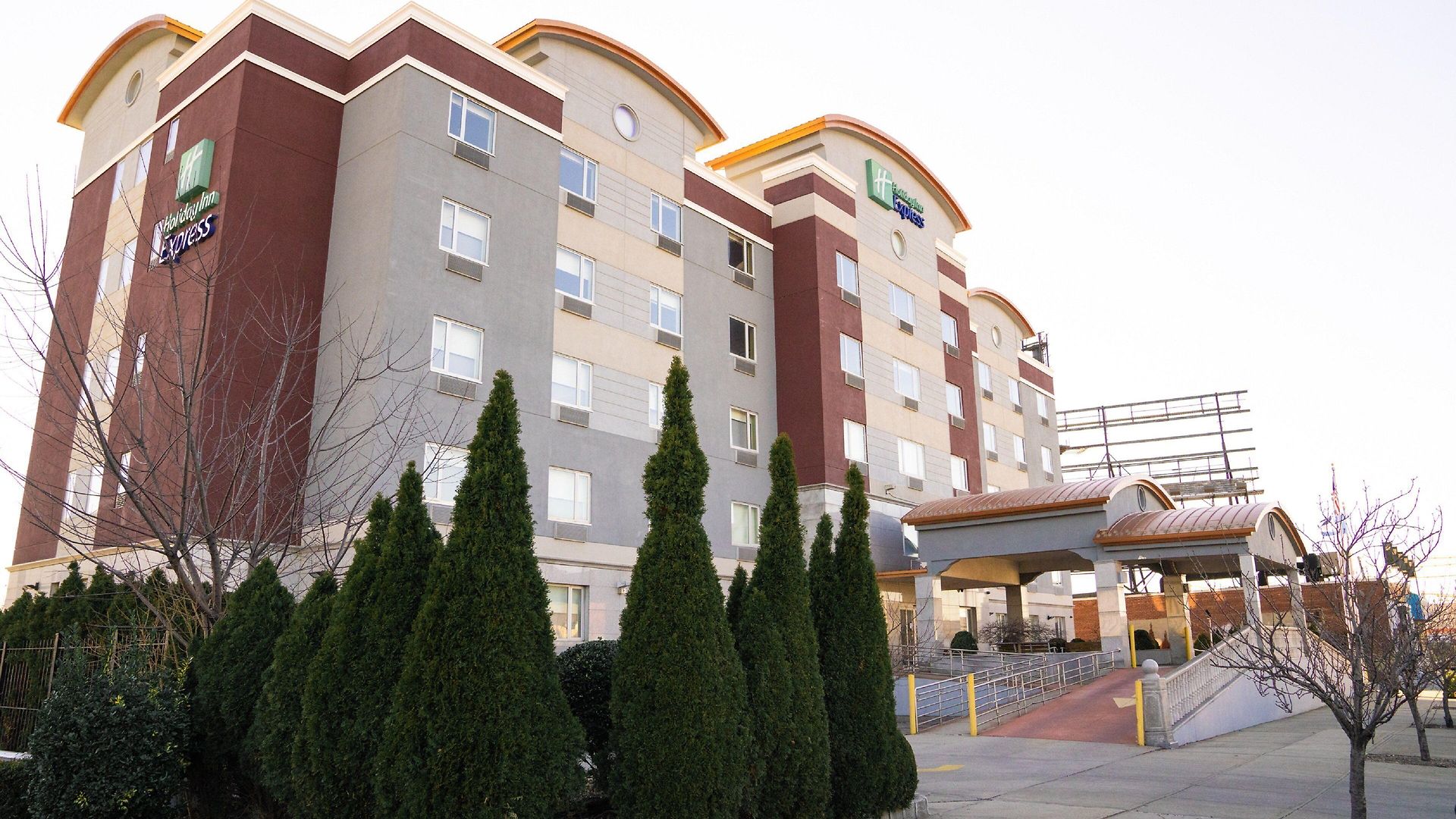 Express Maspeth By Ihg Hotel