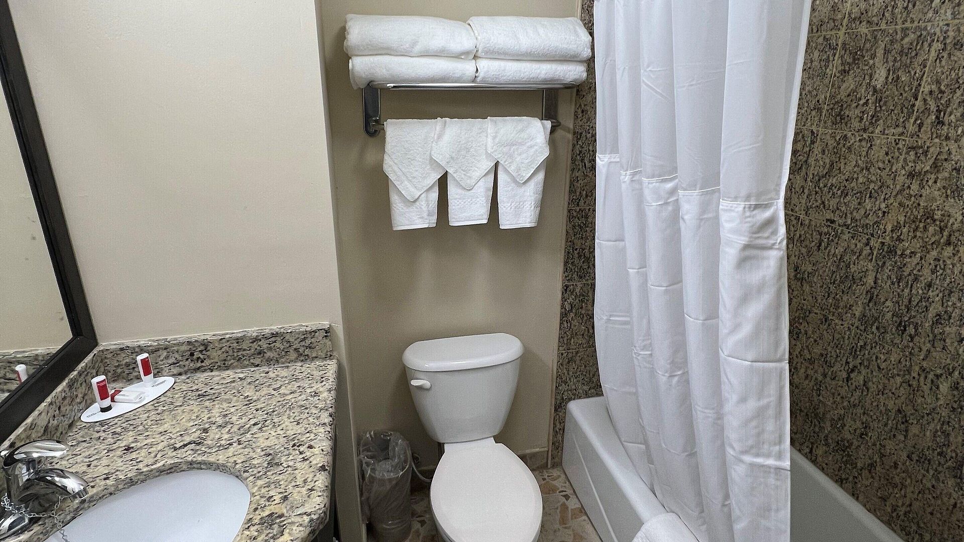 Travelodge By Wyndham Queens 3*