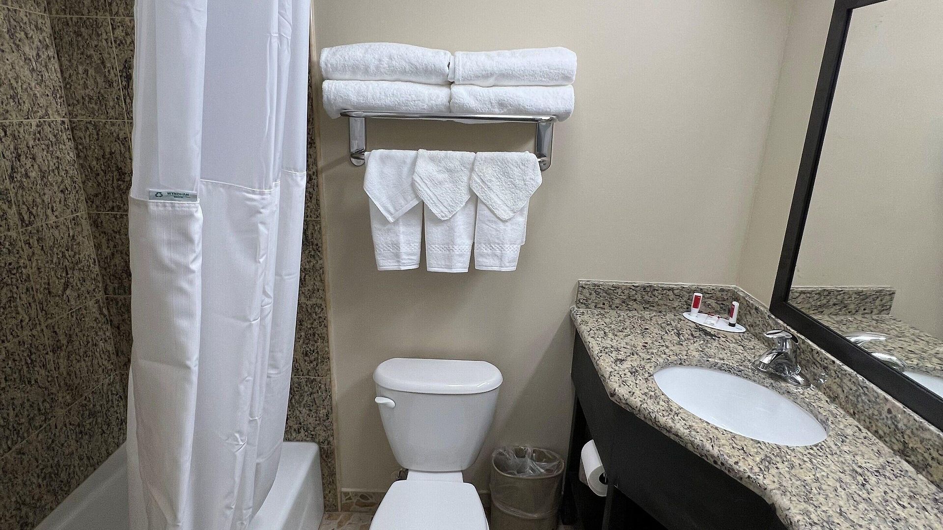 Travelodge By Wyndham Queens Hotel 3*