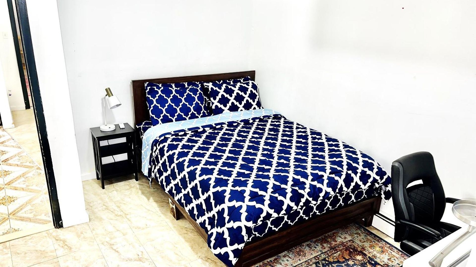 Apartment 2 Bedroom In Lic, Private With Backyard !