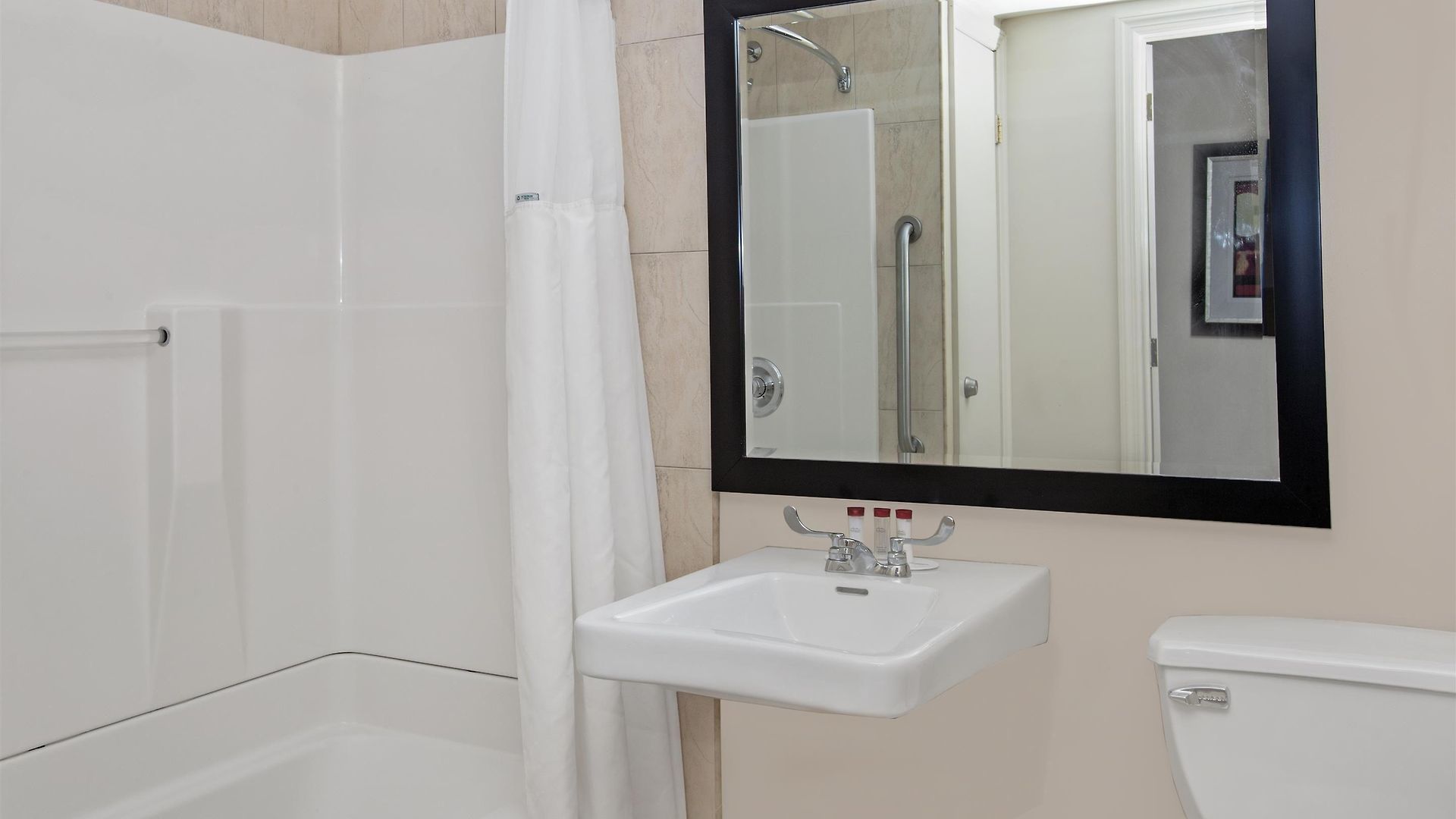 Ramada By Wyndham Staten Island Hotel
