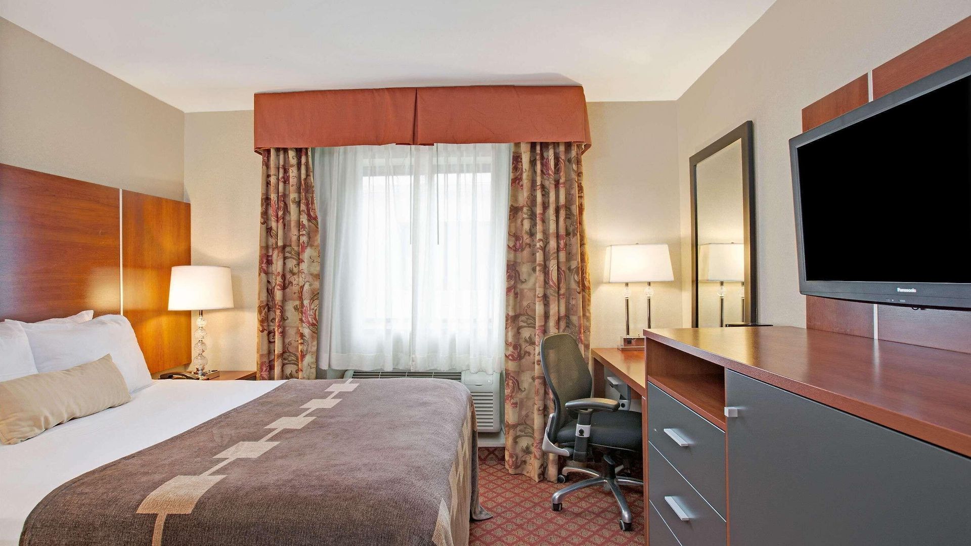 Ramada By Wyndham Staten Island Hotel 3*