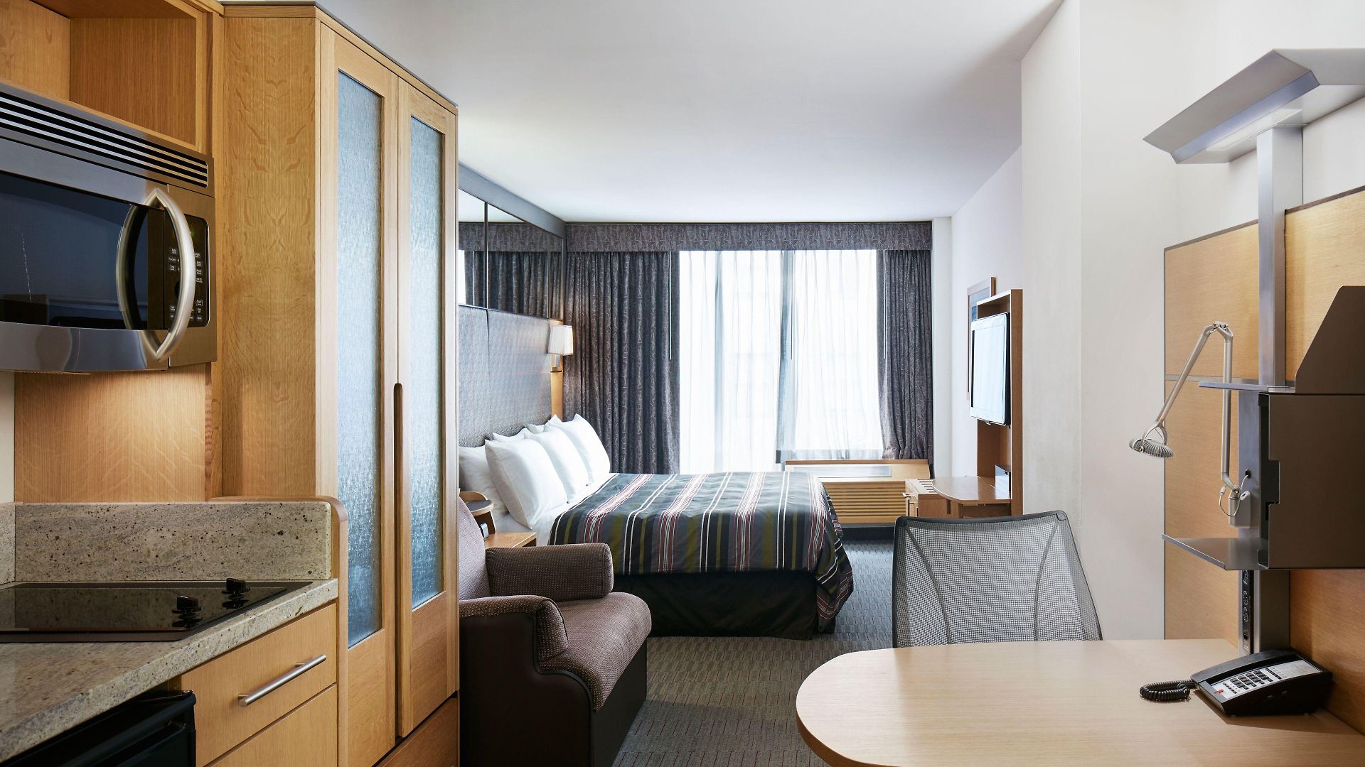 The Jewel Hotel, Hotel
