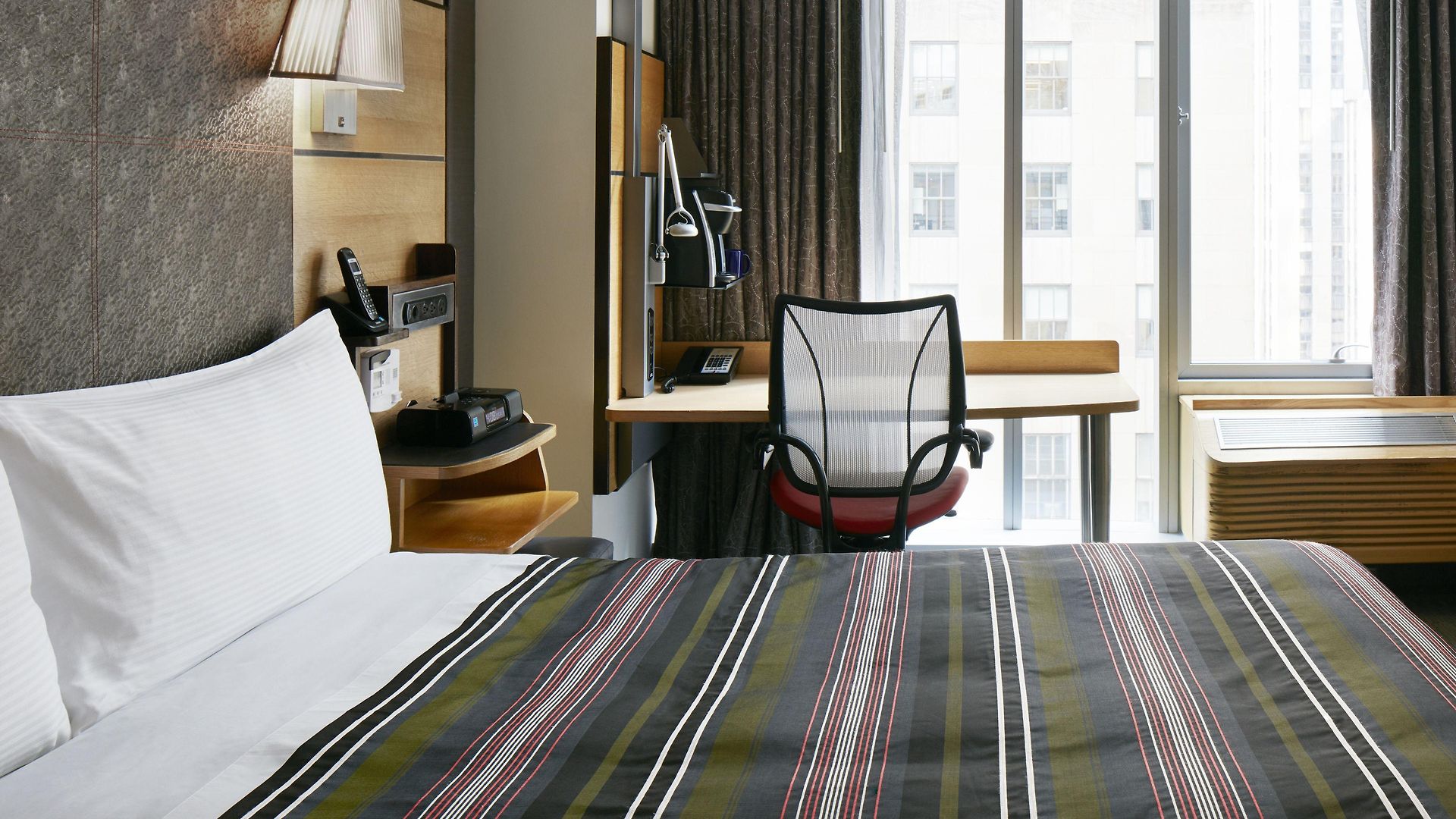 The Jewel Hotel, Hotel