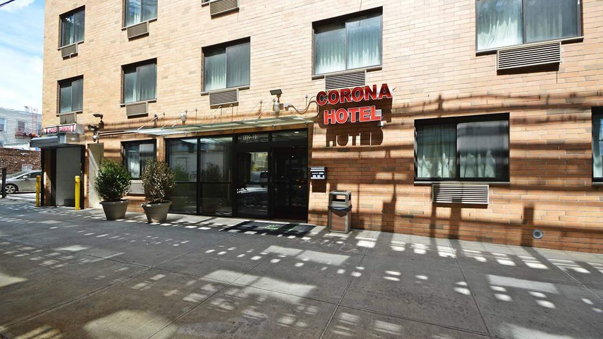 - Laguardia Airport 3*