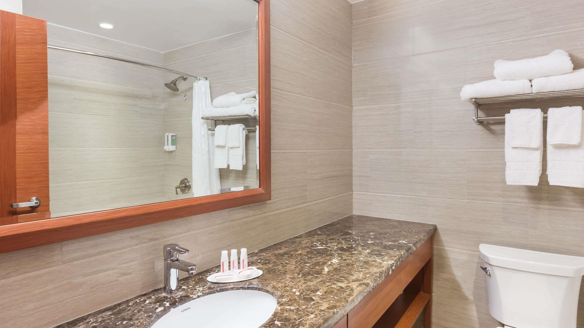 Hotel Ramada By Wyndham Flushing Queens 3*