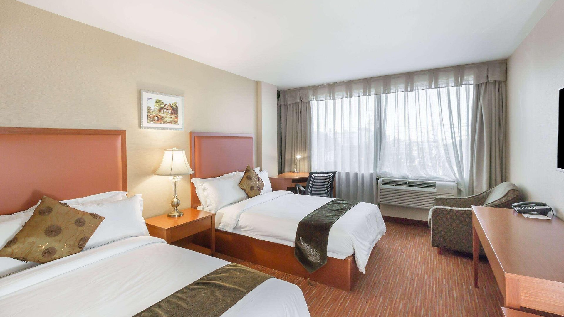 Hotel Ramada By Wyndham Flushing Queens 3*