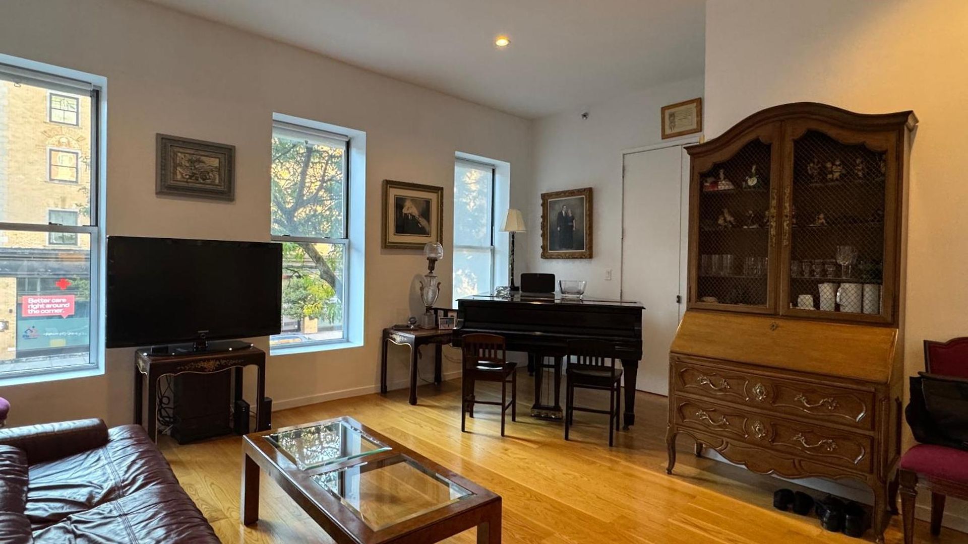 Large And Luxurious In Strivers Row Apartment New York