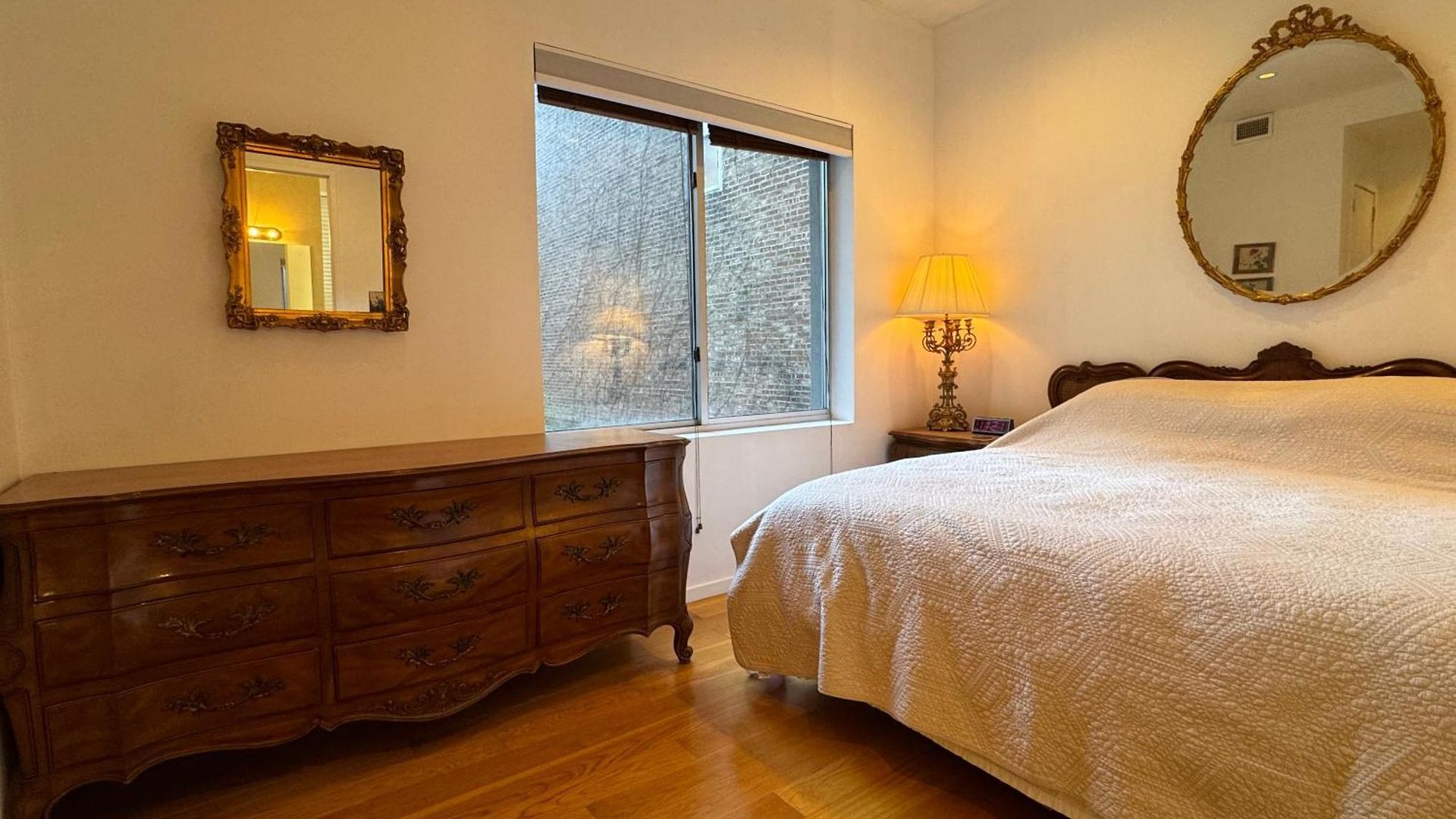 Large And Luxurious In Strivers Row Apartment New York