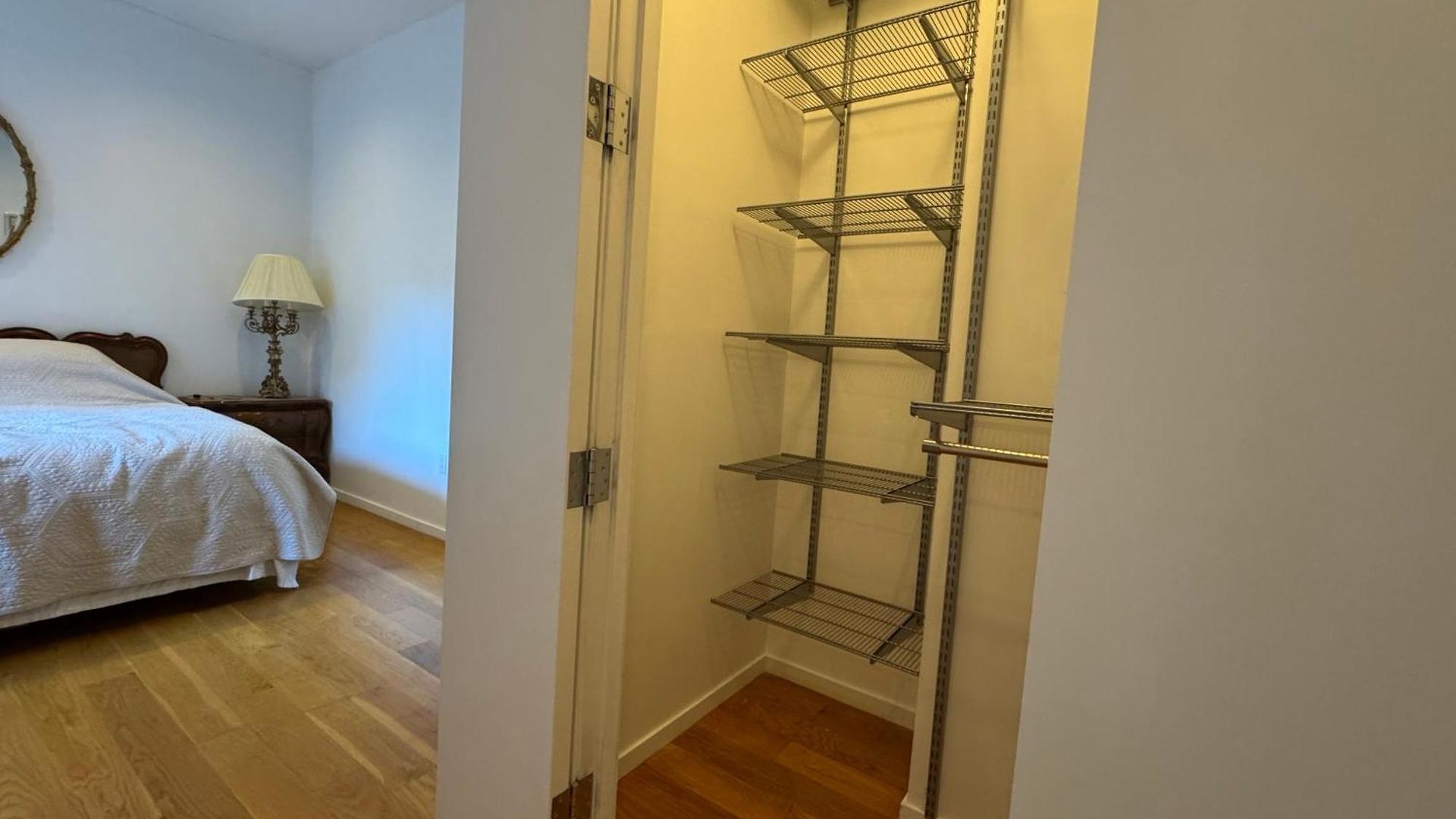 Large And Luxurious In Strivers Row Apartment *