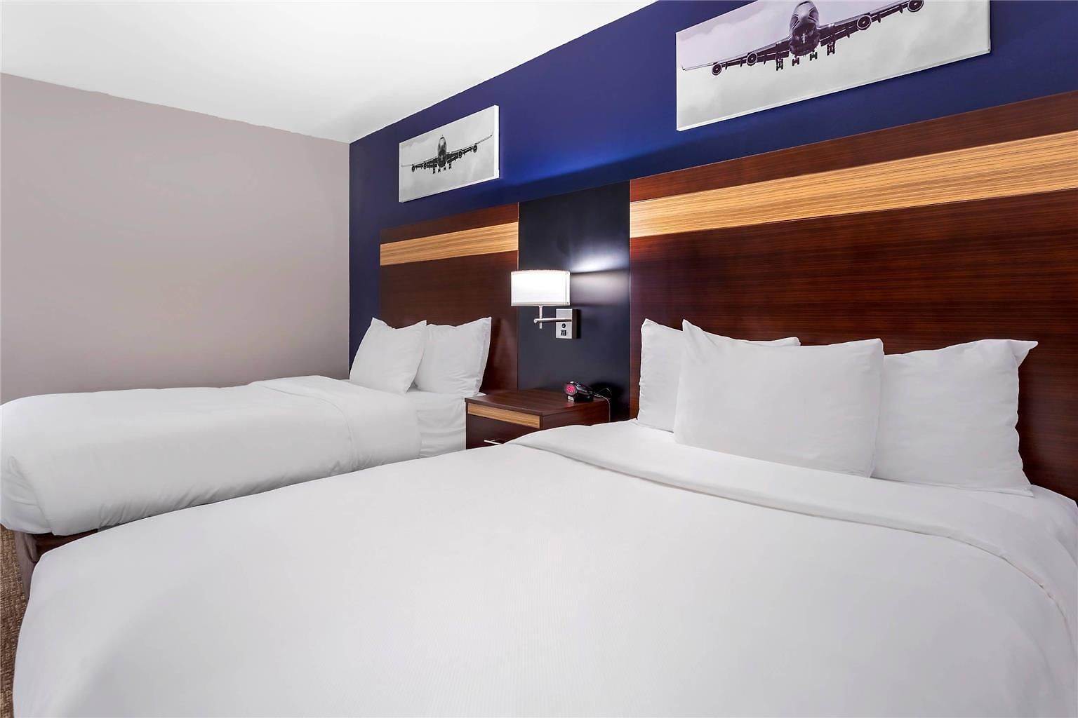 Avion Near Lga Airport, An Ascend Collection * New York
