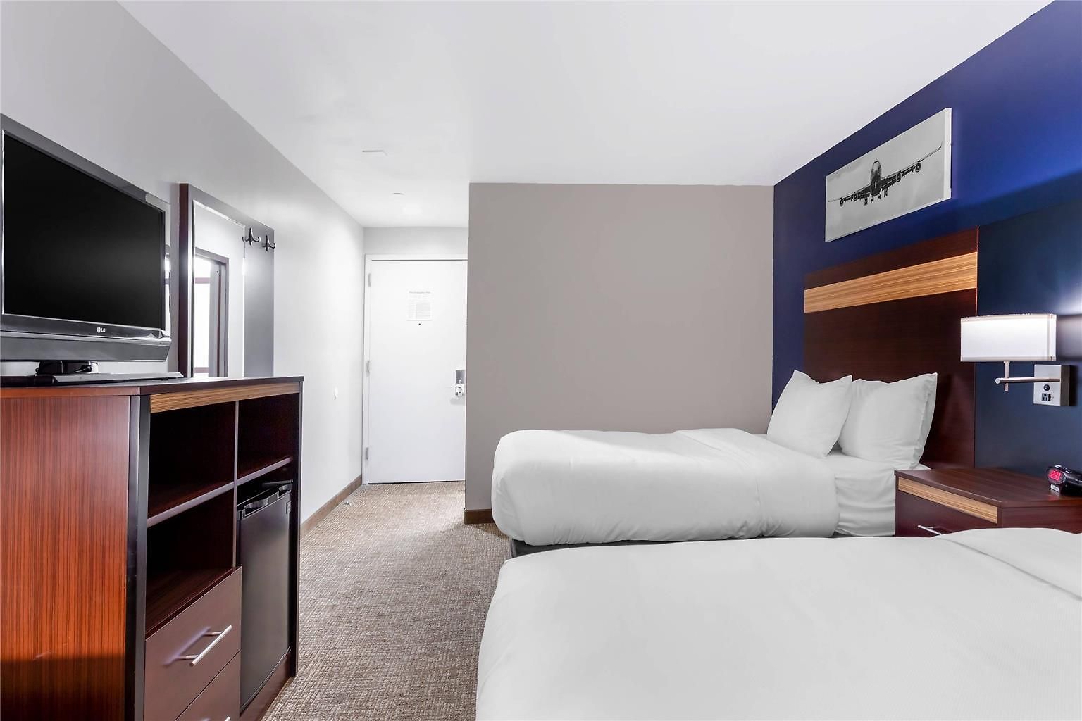 Avion Near Lga Airport, An Ascend Collection * New York