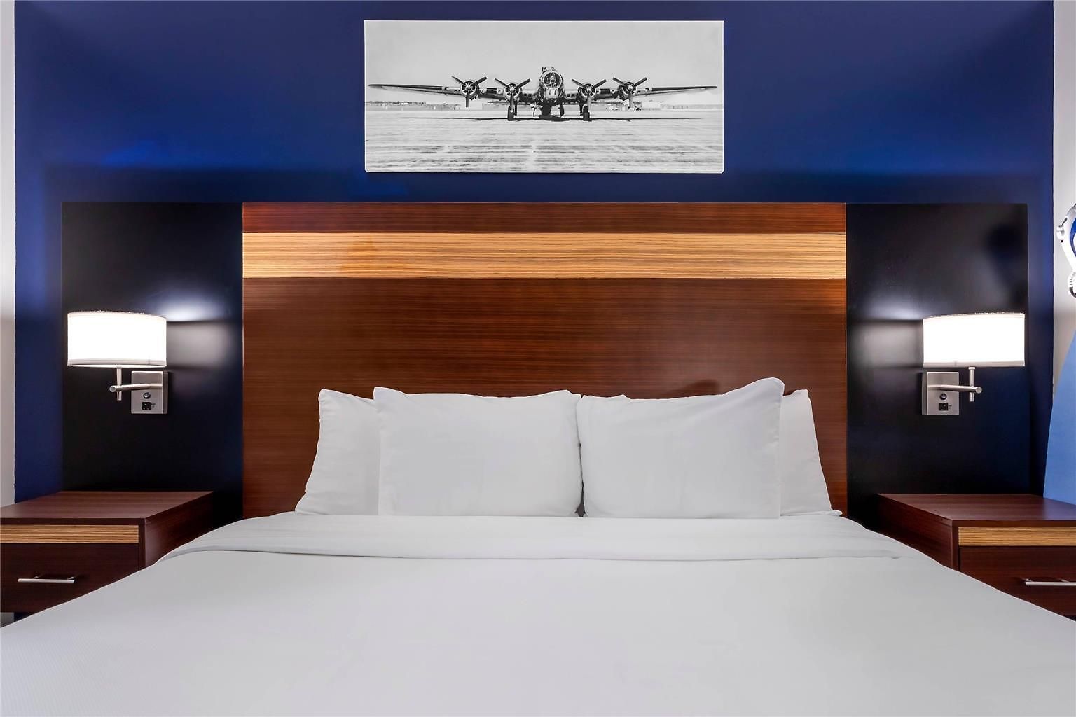 Avion Near Lga Airport, An Ascend Collection *