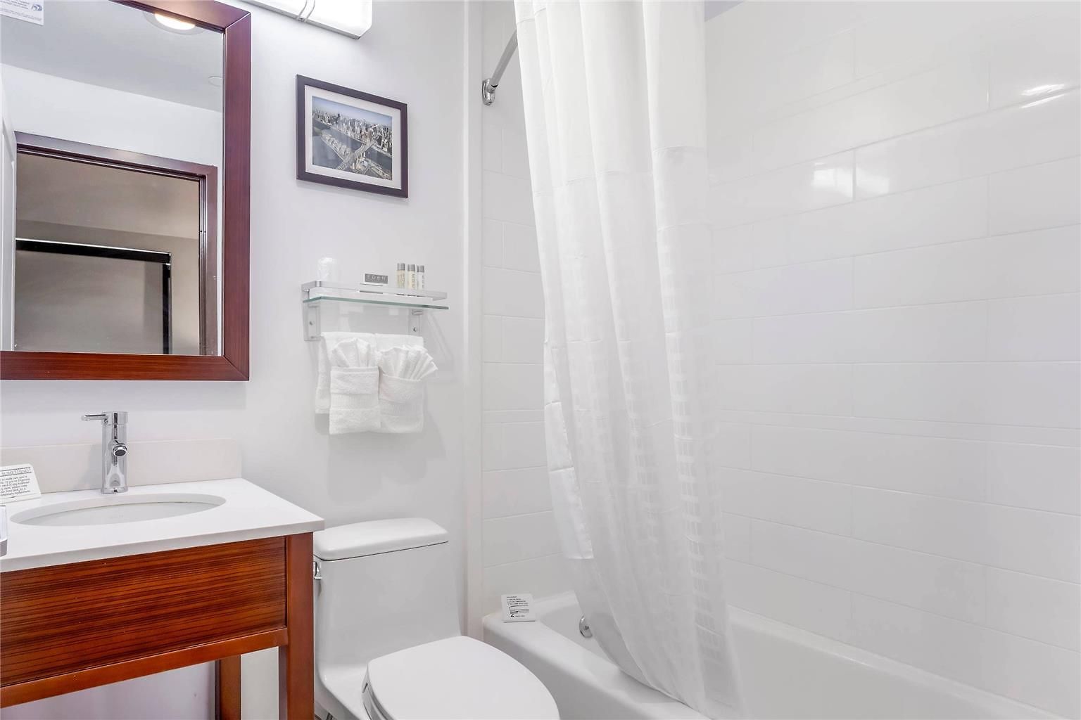 Avion Near Lga Airport, An Ascend Collection New York