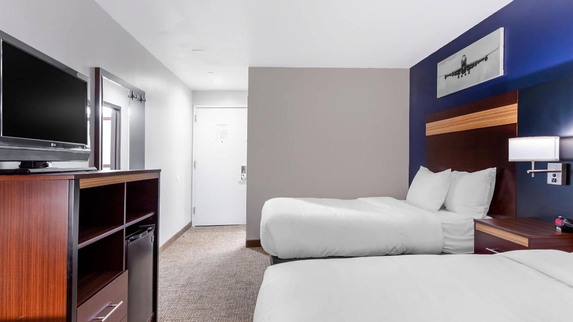 Avion Near Lga Airport, An Ascend Collection 3*