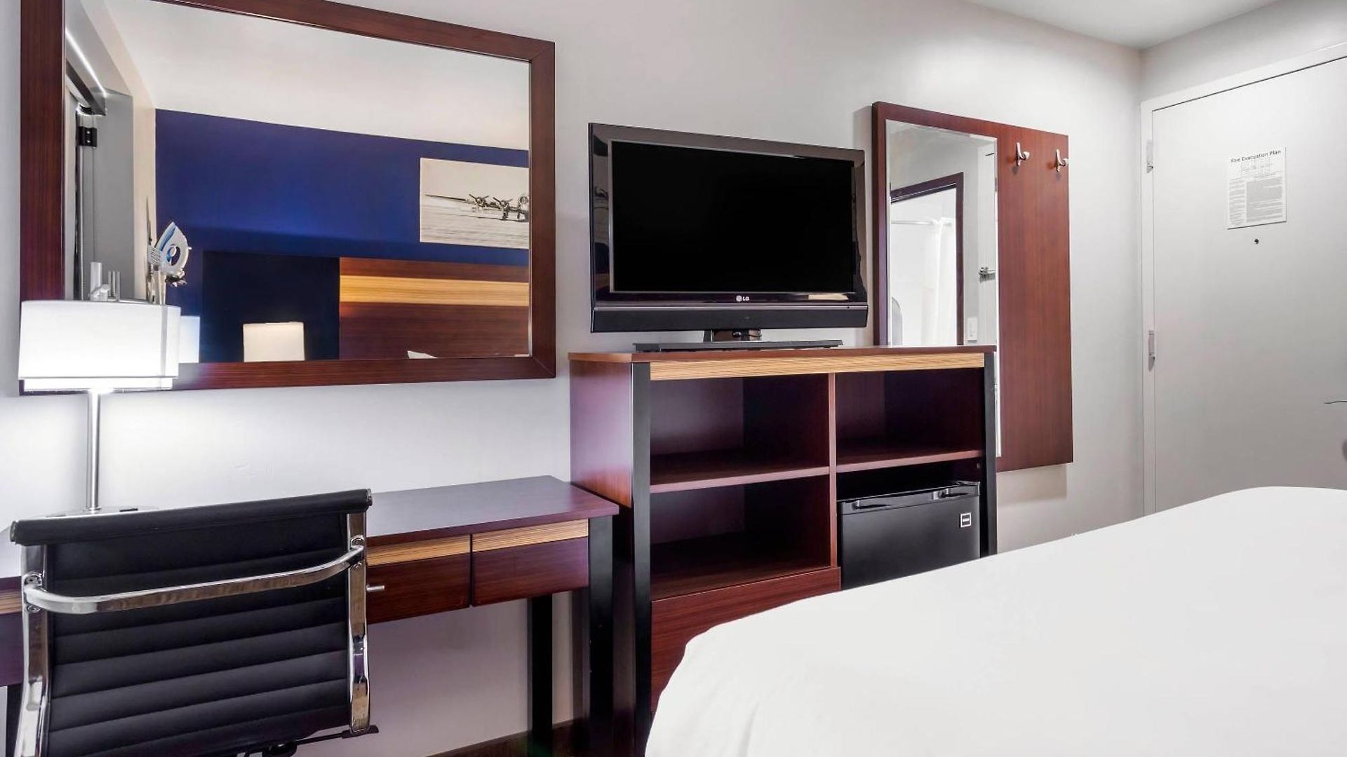 Avion Near Lga Airport, An Ascend Collection New York