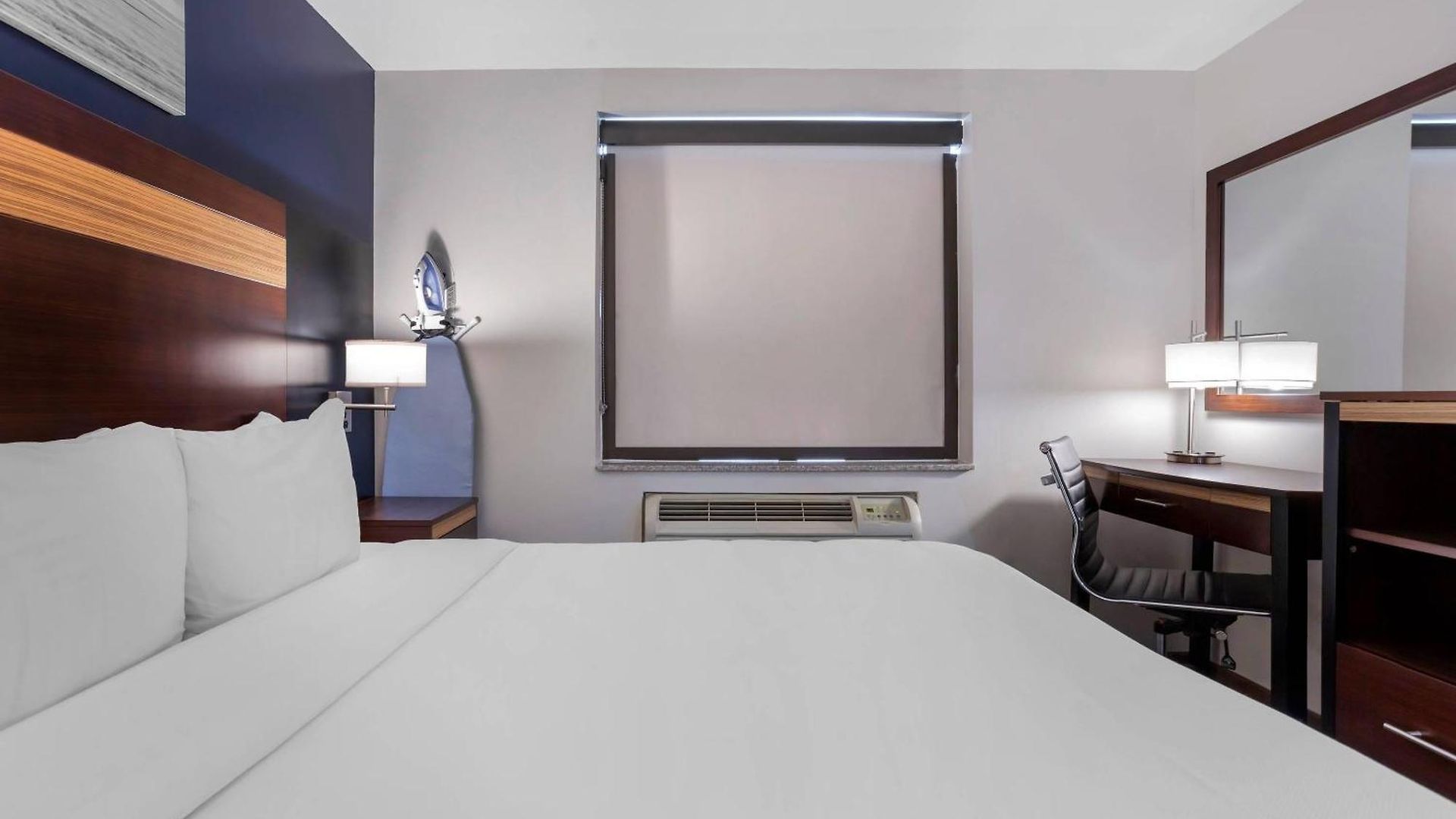 Avion Near Lga Airport, An Ascend Collection New York