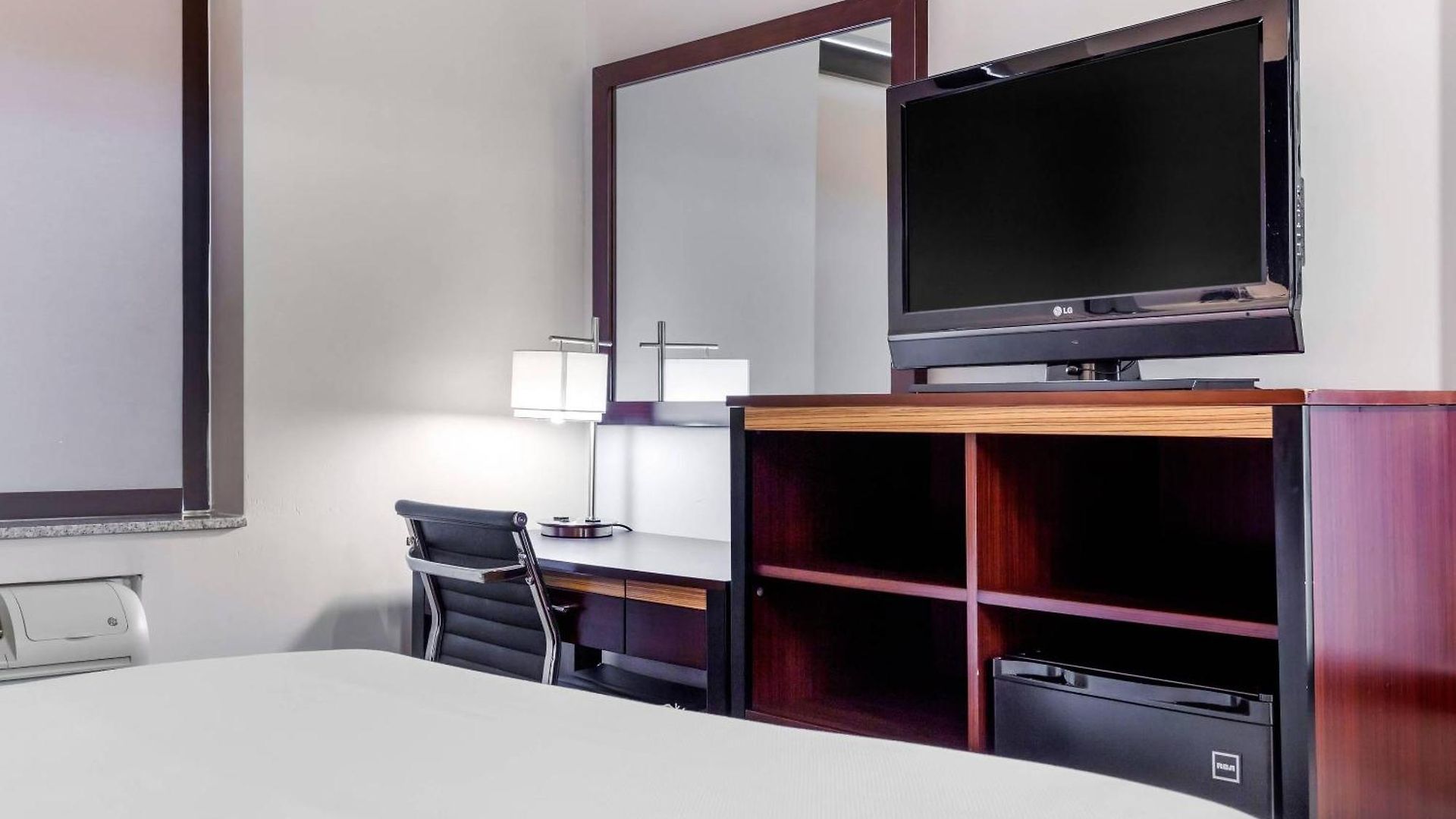Avion Near Lga Airport, An Ascend Collection 3*
