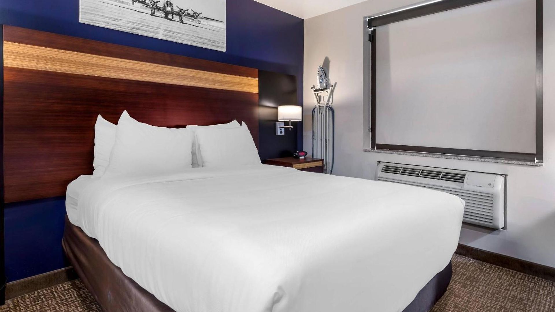 Avion Near Lga Airport, An Ascend Collection New York