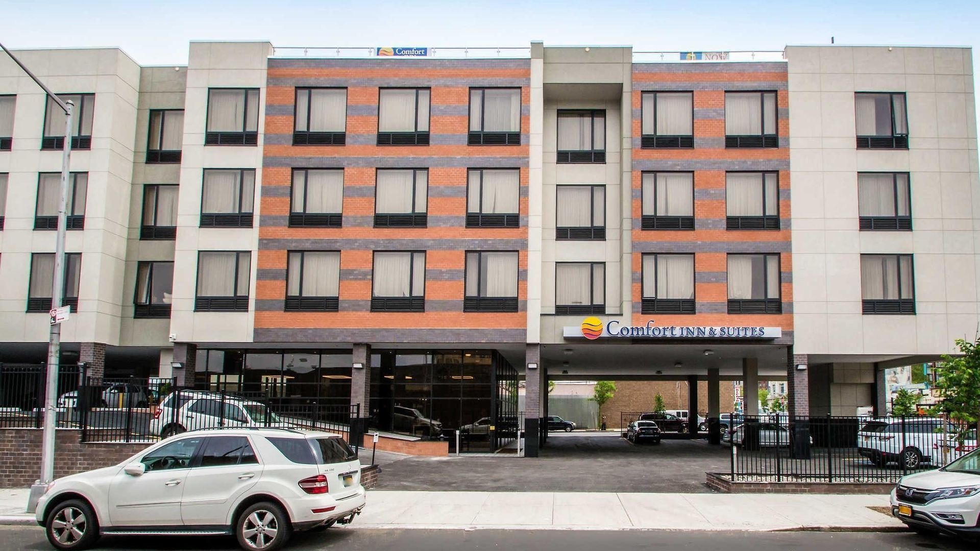 Hotel Comfort & Near Stadium 4*
