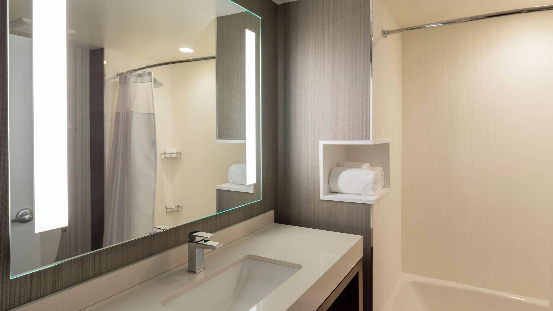 Courtyard By Marriott Queens/fresh Meadows