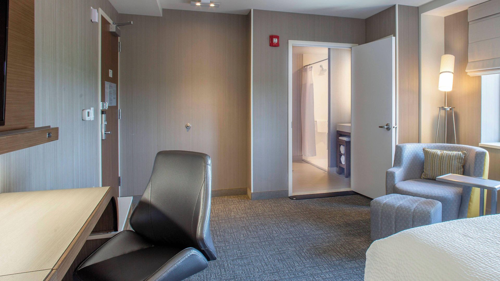 Courtyard By Marriott Queens/fresh Meadows