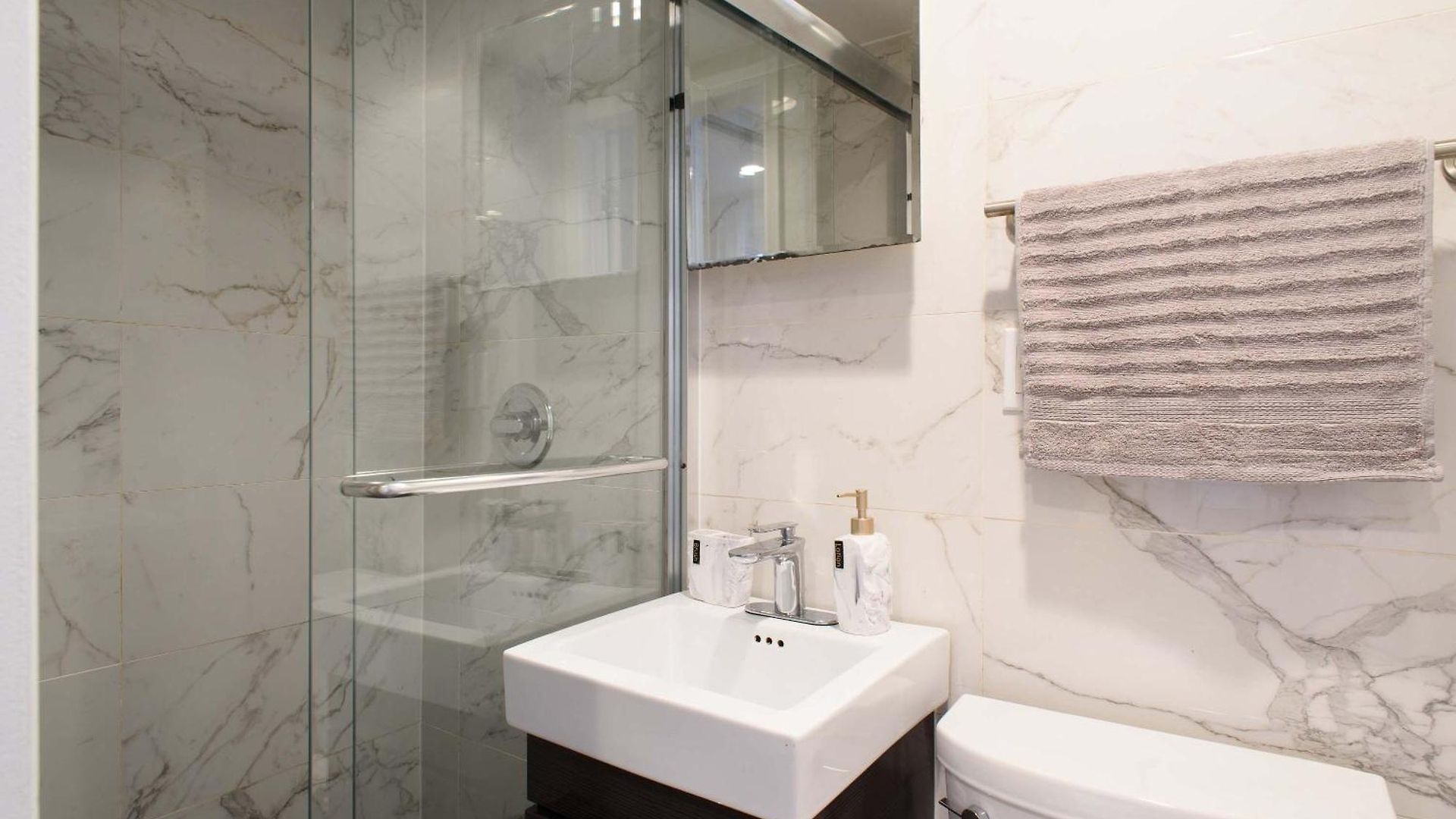 Apartment 69-5a Modern Lower East Side 1br Brand New