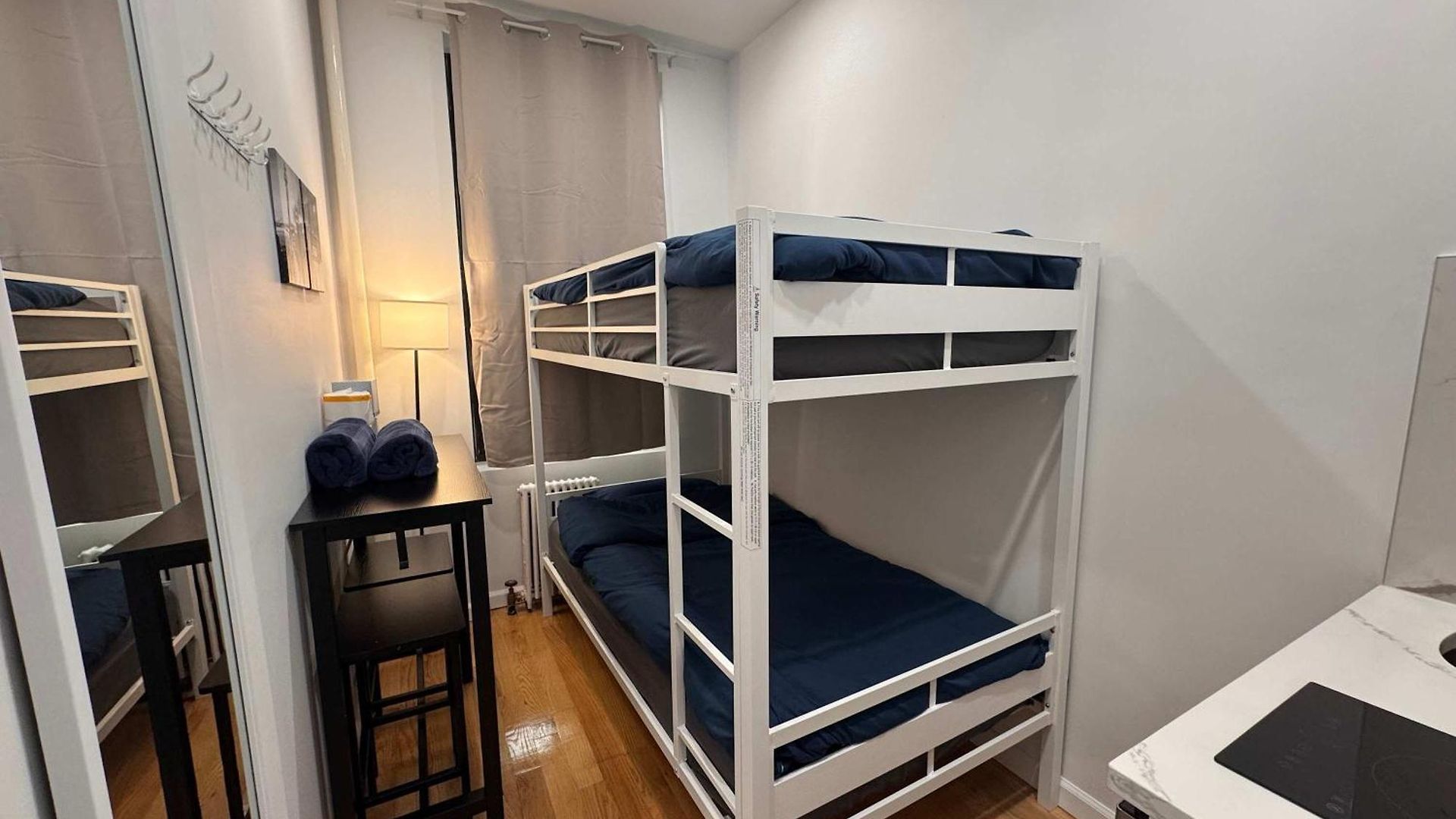 With Kitchen In Chelsea - Shared Bathroom - 3rd Floor Walk-up New York