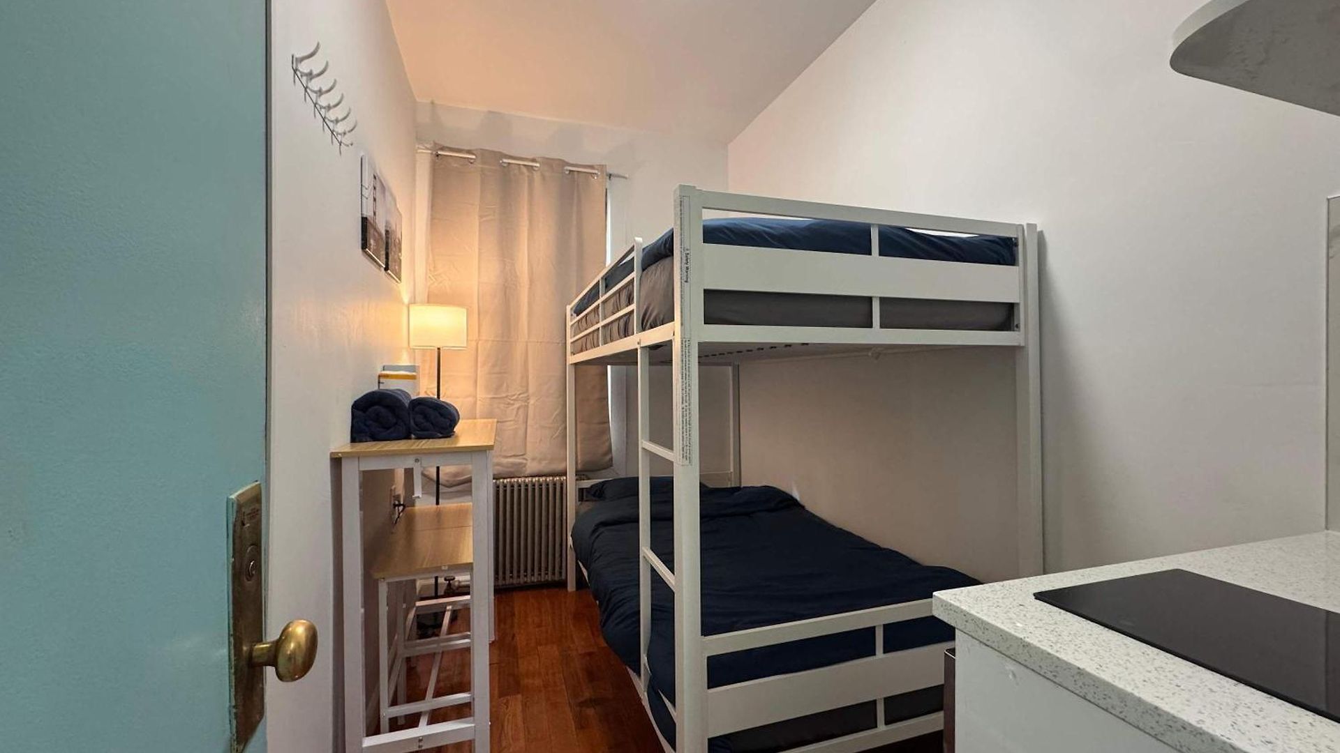 In Chelsea 2 With Kitchen - Shared Bathroom -5th Floor Walk-up