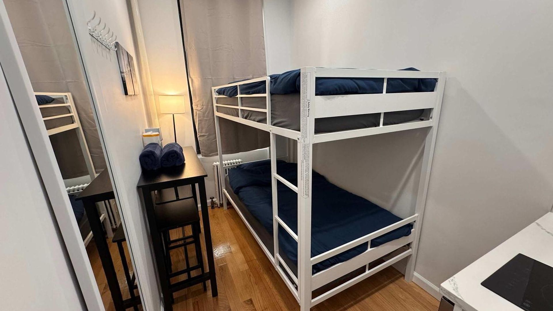 Apartment With Kitchen In Chelsea - Shared Bathroom - 3rd Floor Walk-up *