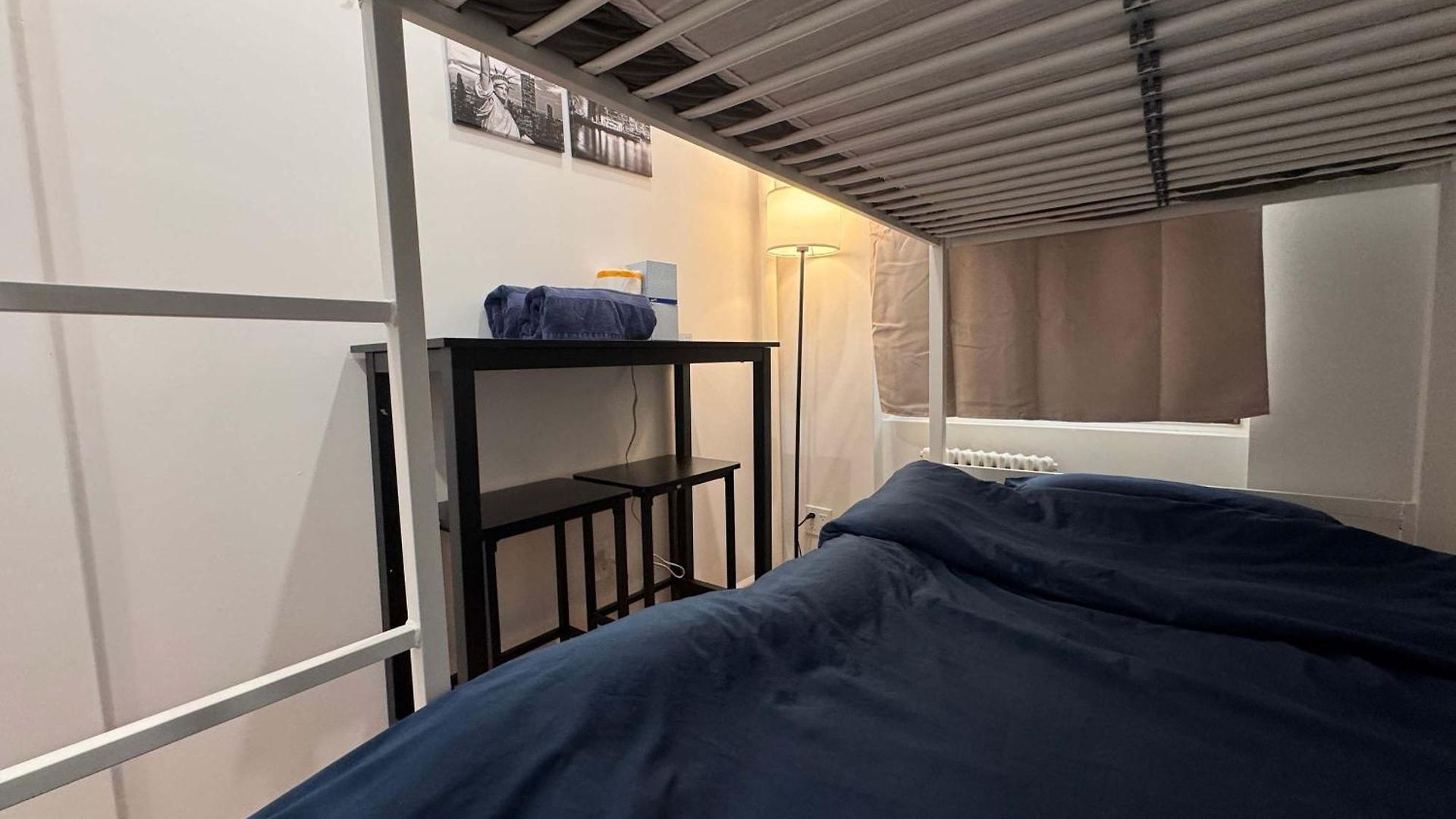 Apartment With Kitchen In Chelsea - Shared Bathroom - 3rd Floor Walk-up *