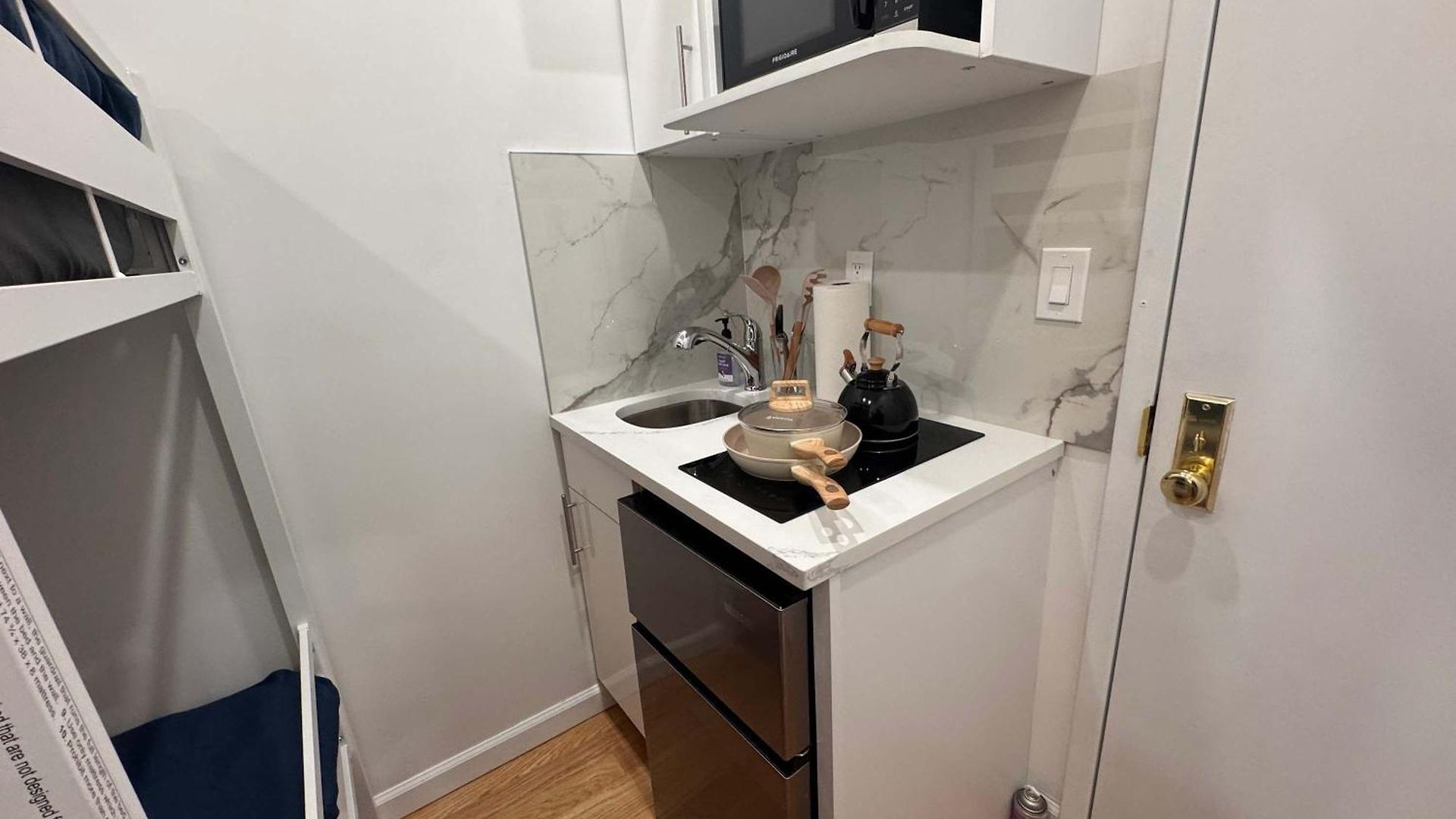 With Kitchen In Chelsea - Shared Bathroom - 3rd Floor Walk-up *