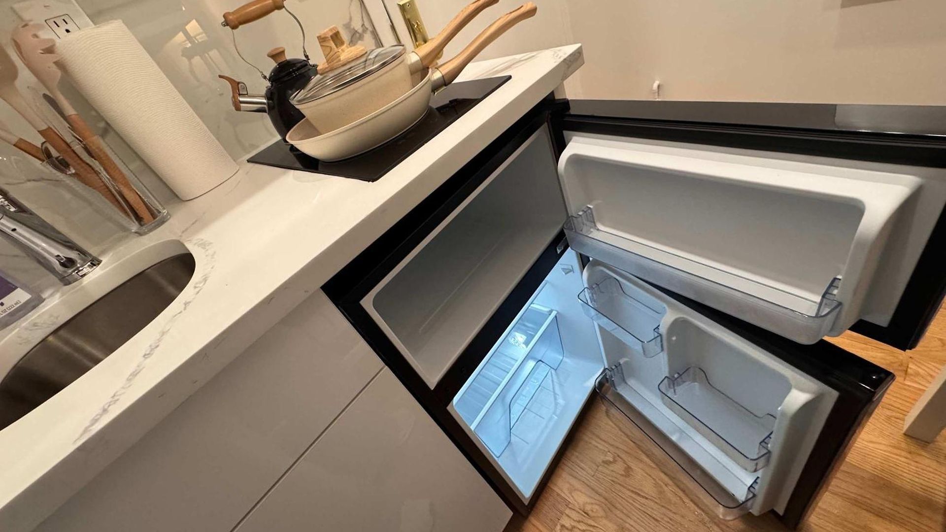 With Kitchen In Chelsea - Shared Bathroom - 3rd Floor Walk-up