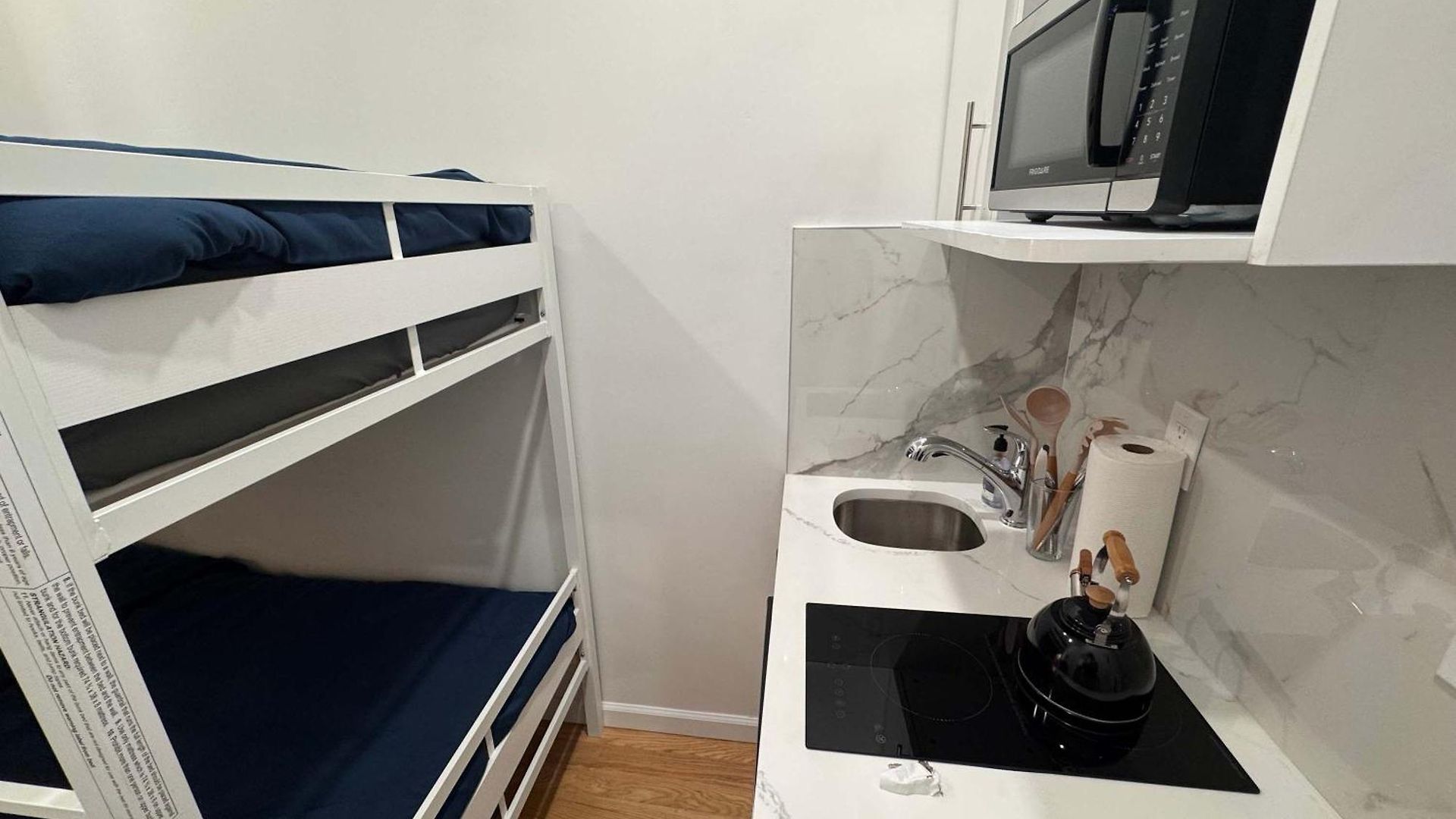 With Kitchen In Chelsea - Shared Bathroom - 3rd Floor Walk-up Apartment