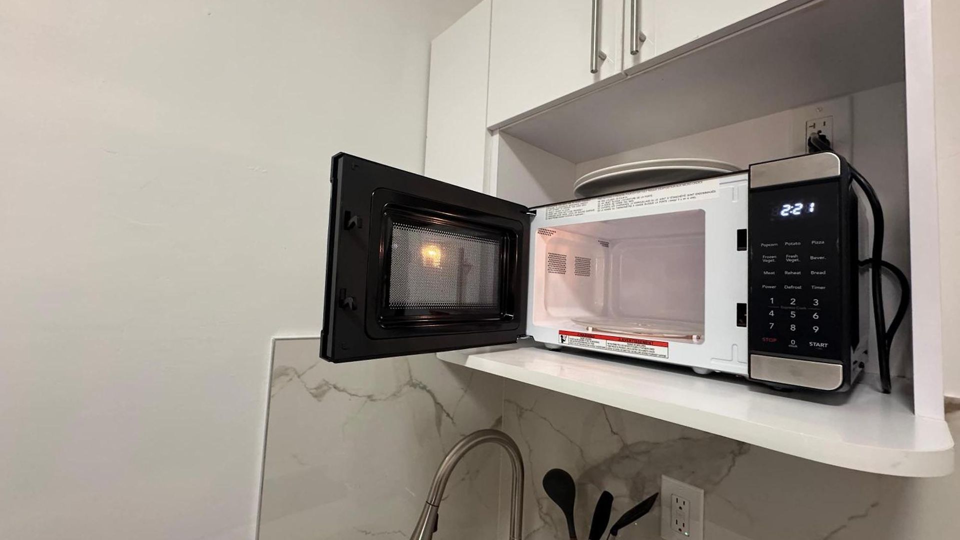 In Chelsea 2 With Kitchen - Shared Bathroom -5th Floor Walk-up *
