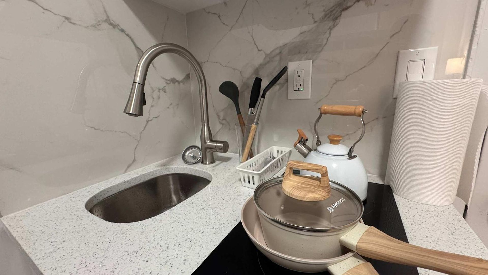 In Chelsea 2 With Kitchen - Shared Bathroom -5th Floor Walk-up *
