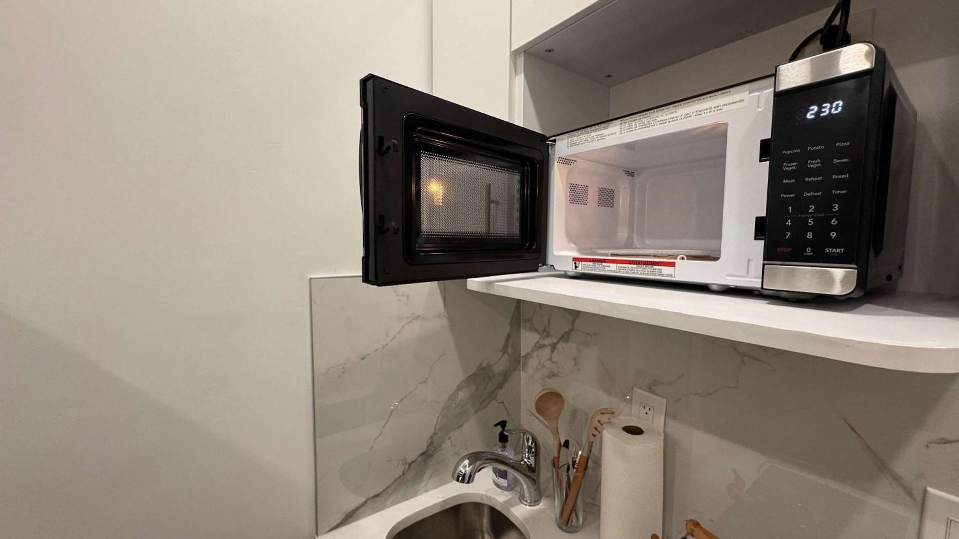With Kitchen In Chelsea - Shared Bathroom - 3rd Floor Walk-up New York